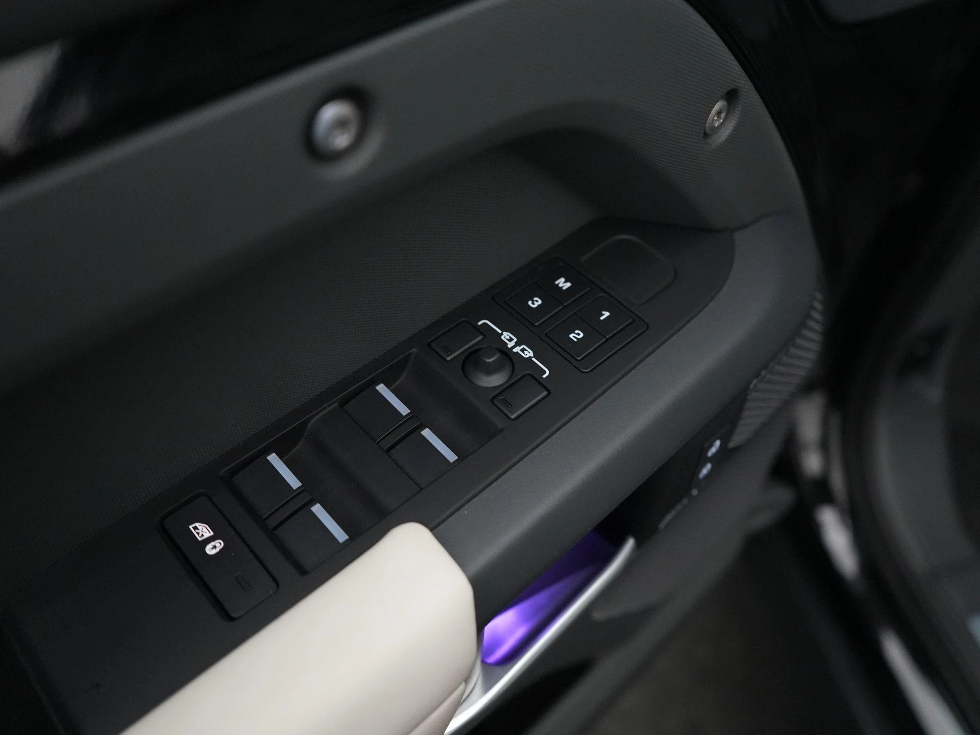 Land Rover-Defender-image-34