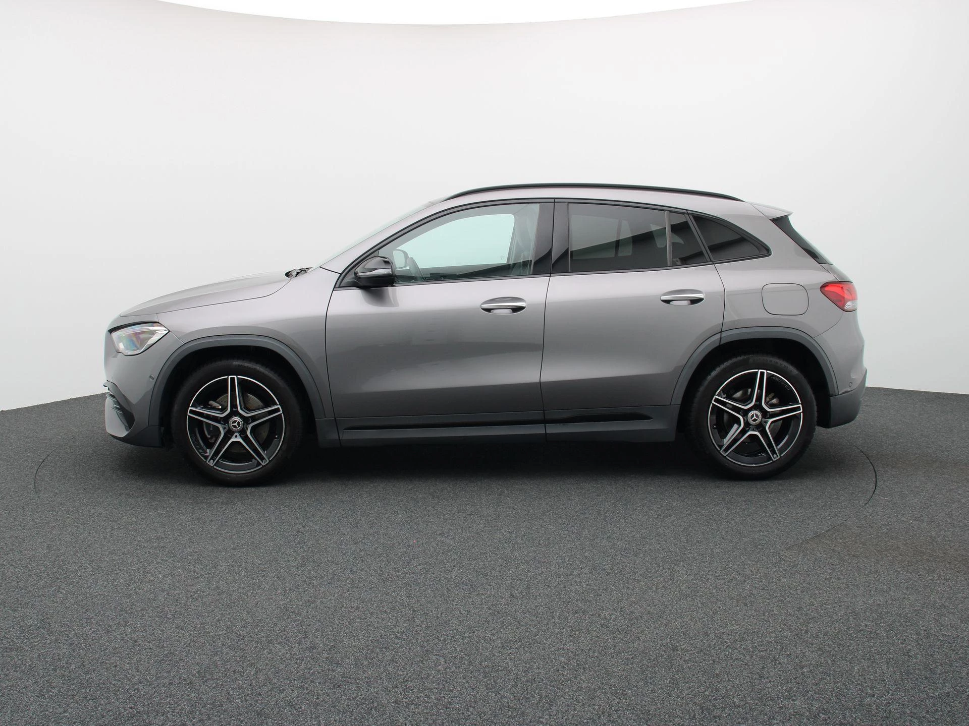 Mercedes-Benz GLA 180 AMG Line + PANO DAK + MULTIBEAM LED + KEY LESS +