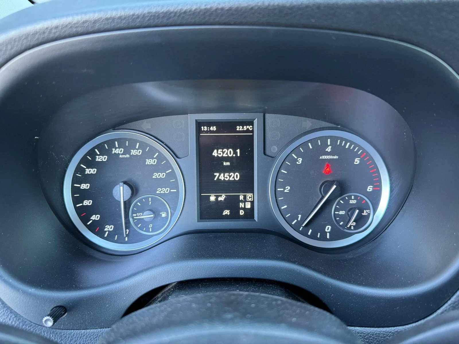 Mercedes-Benz-Vito-image-10