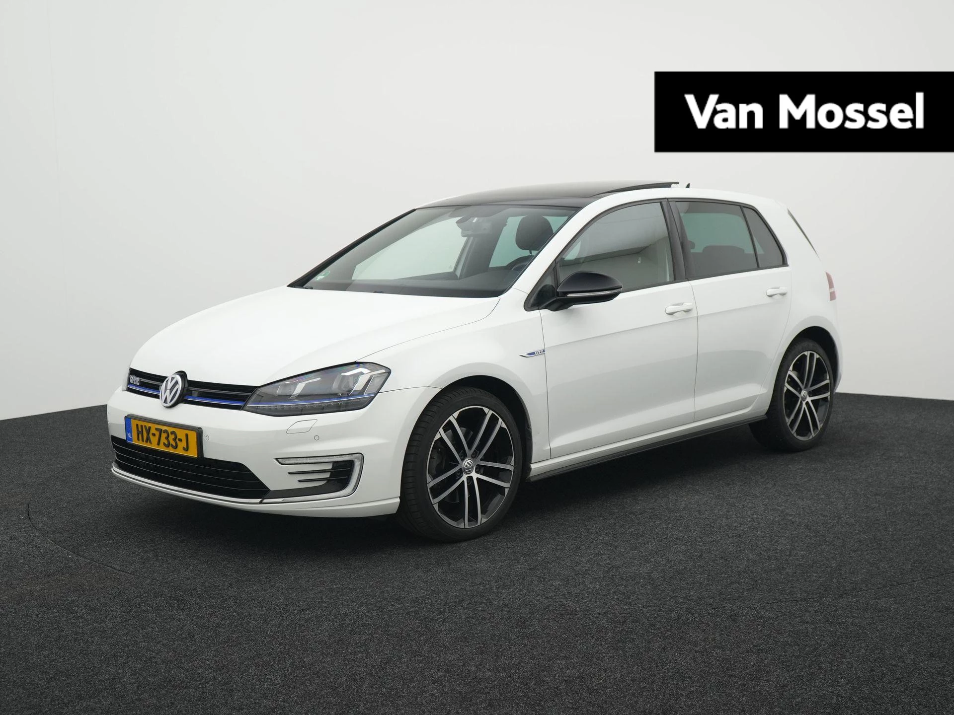 Volkswagen-Golf-image-0