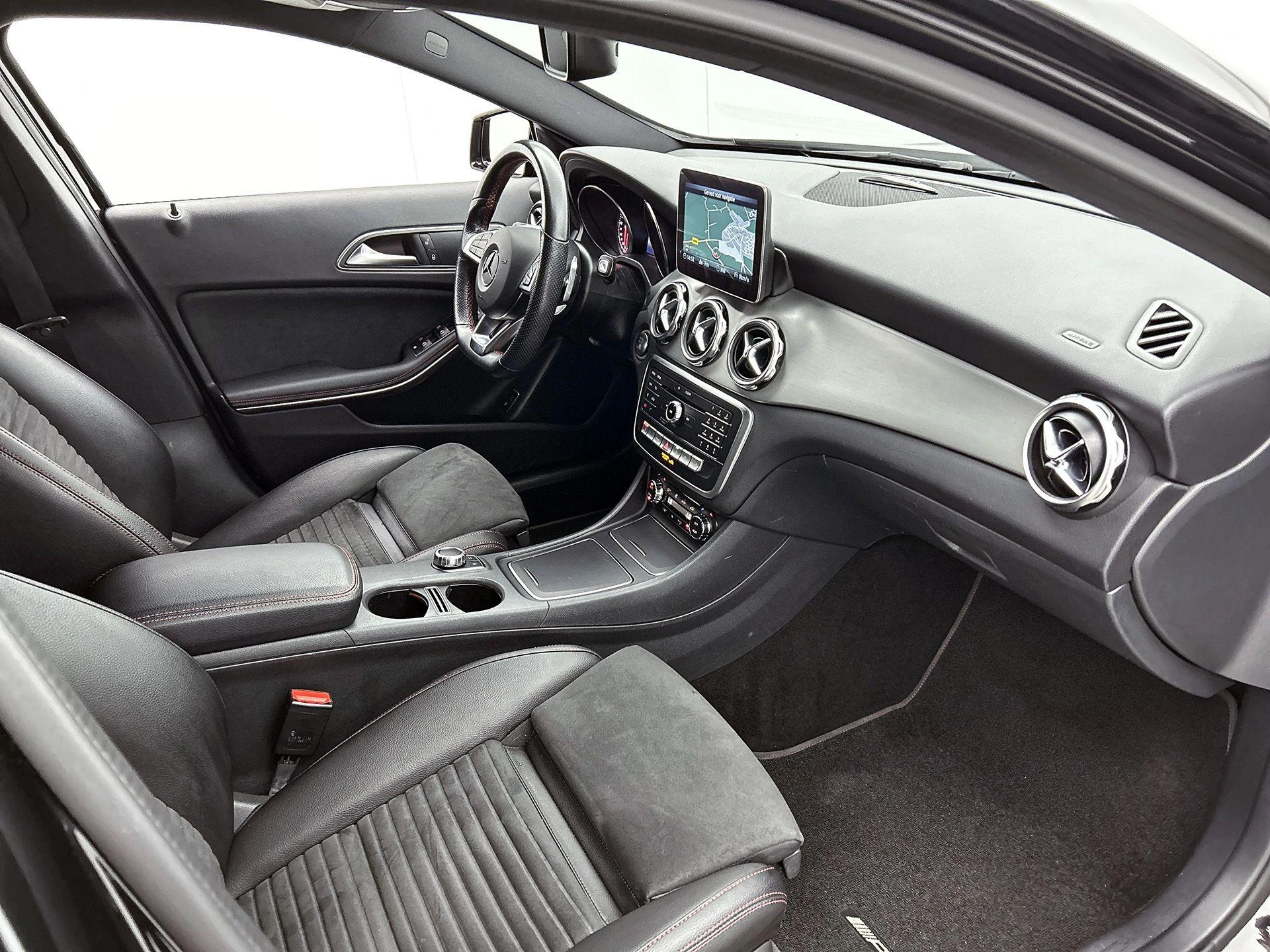 Mercedes-Benz-GLA-image-20
