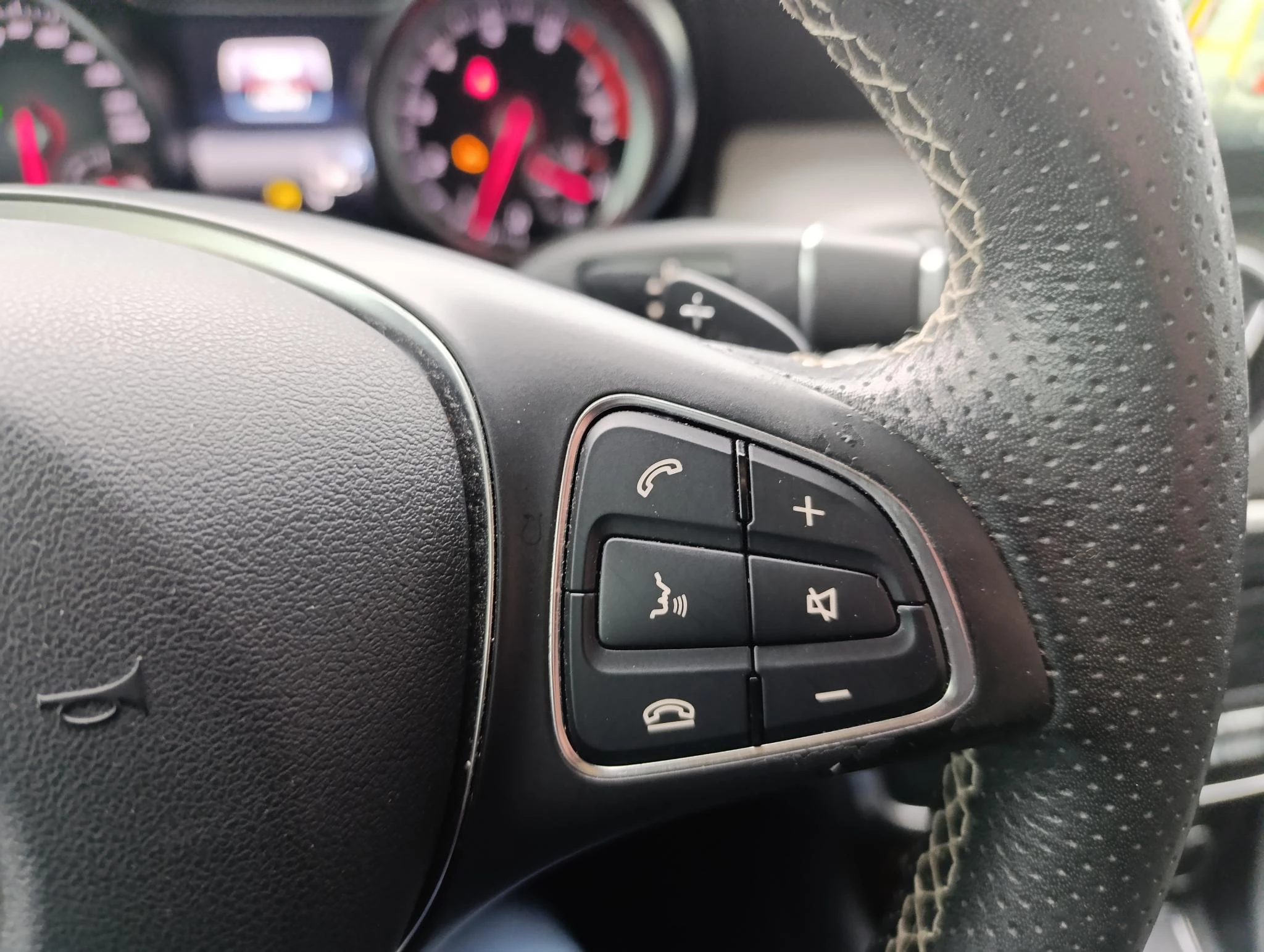 Mercedes-Benz-GLA-image-19