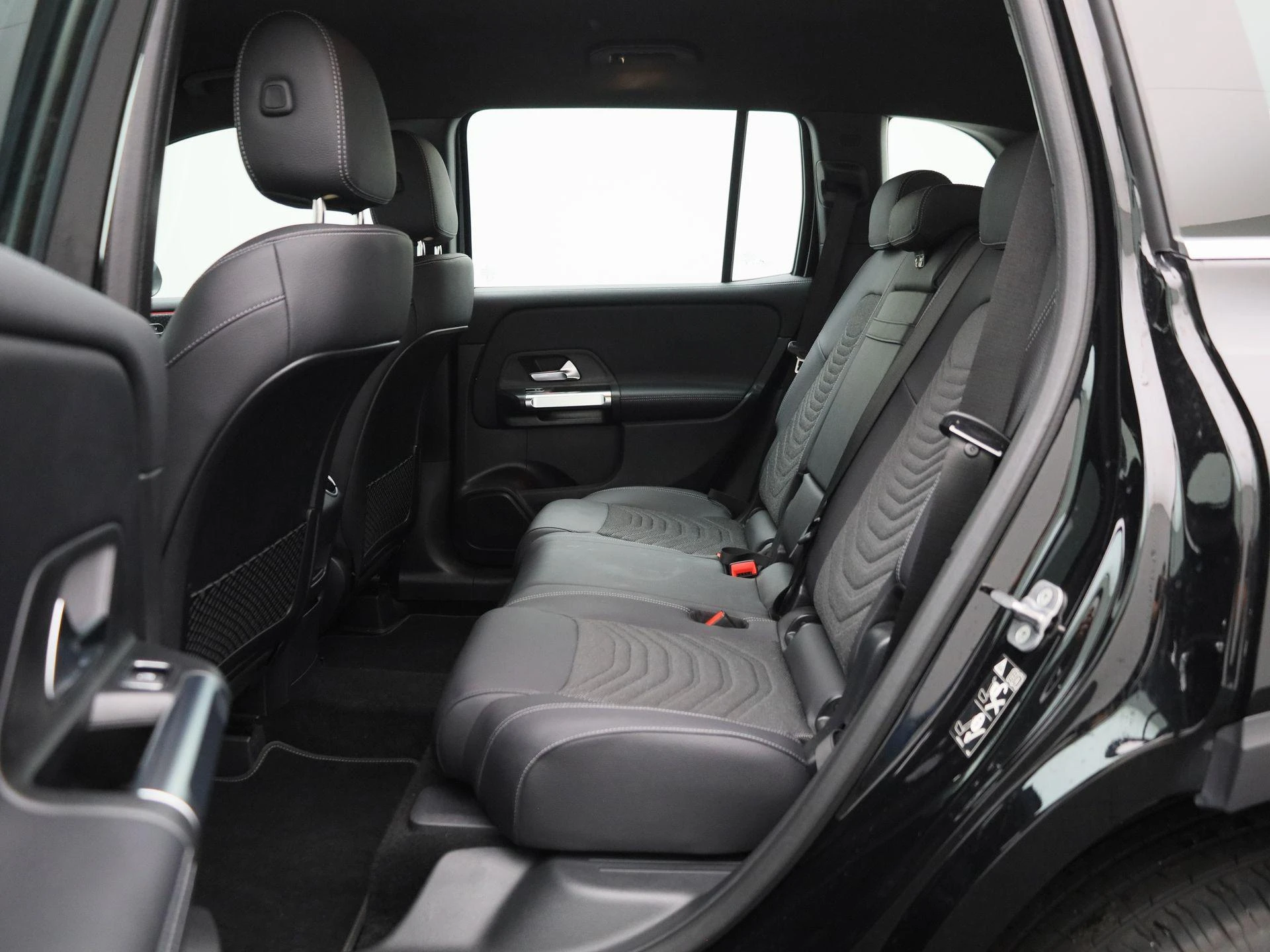 Mercedes-Benz-GLB-image-11