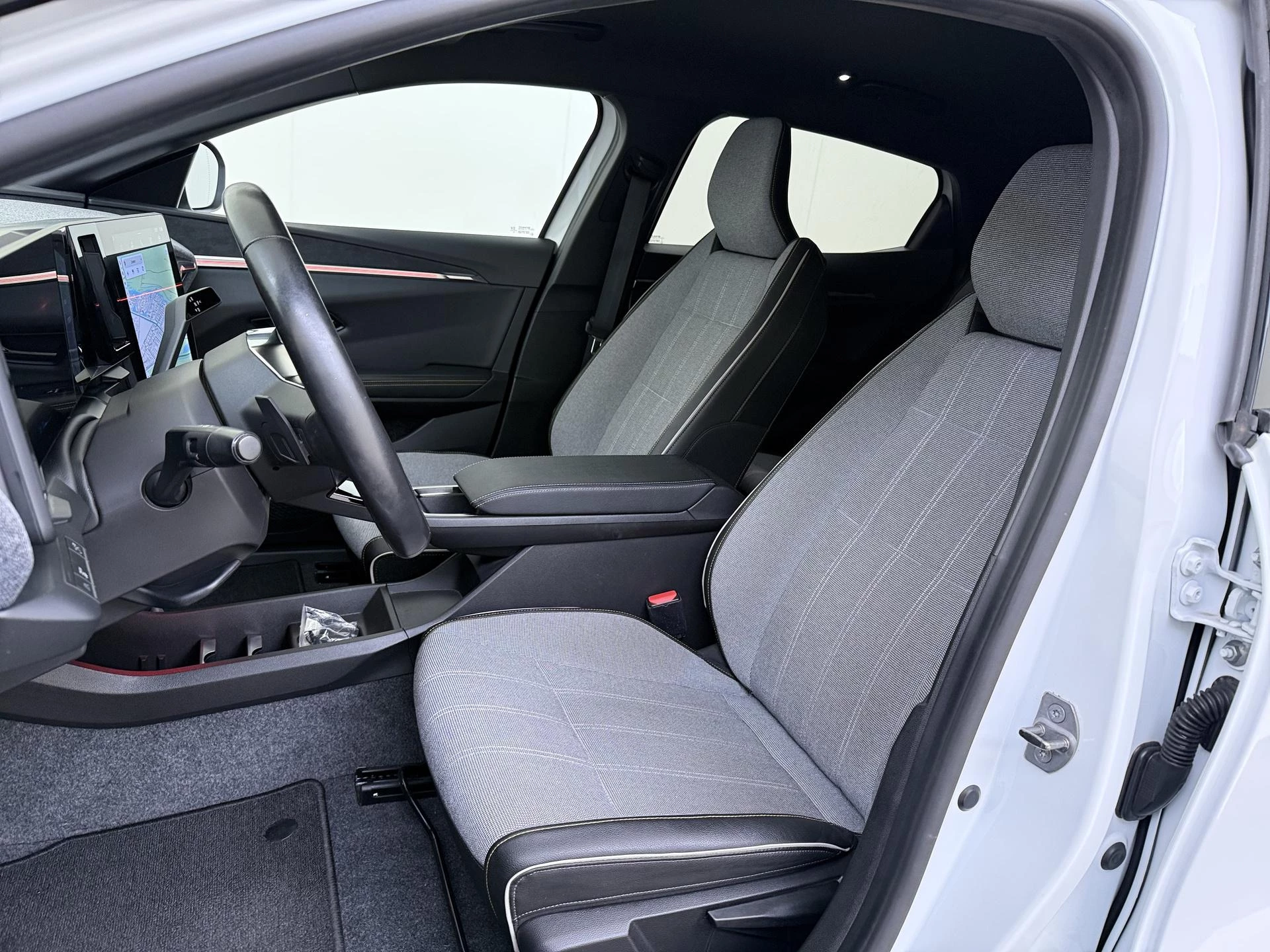 Renault-Megane E-Tech-image-10