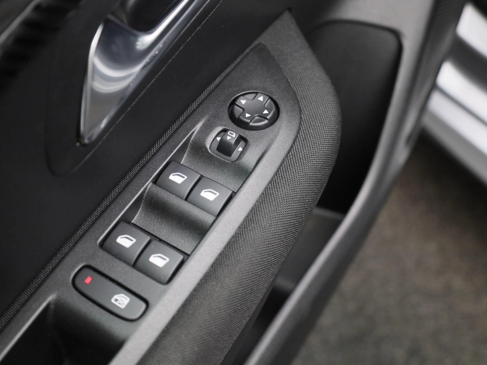 Peugeot-e-208-image-32