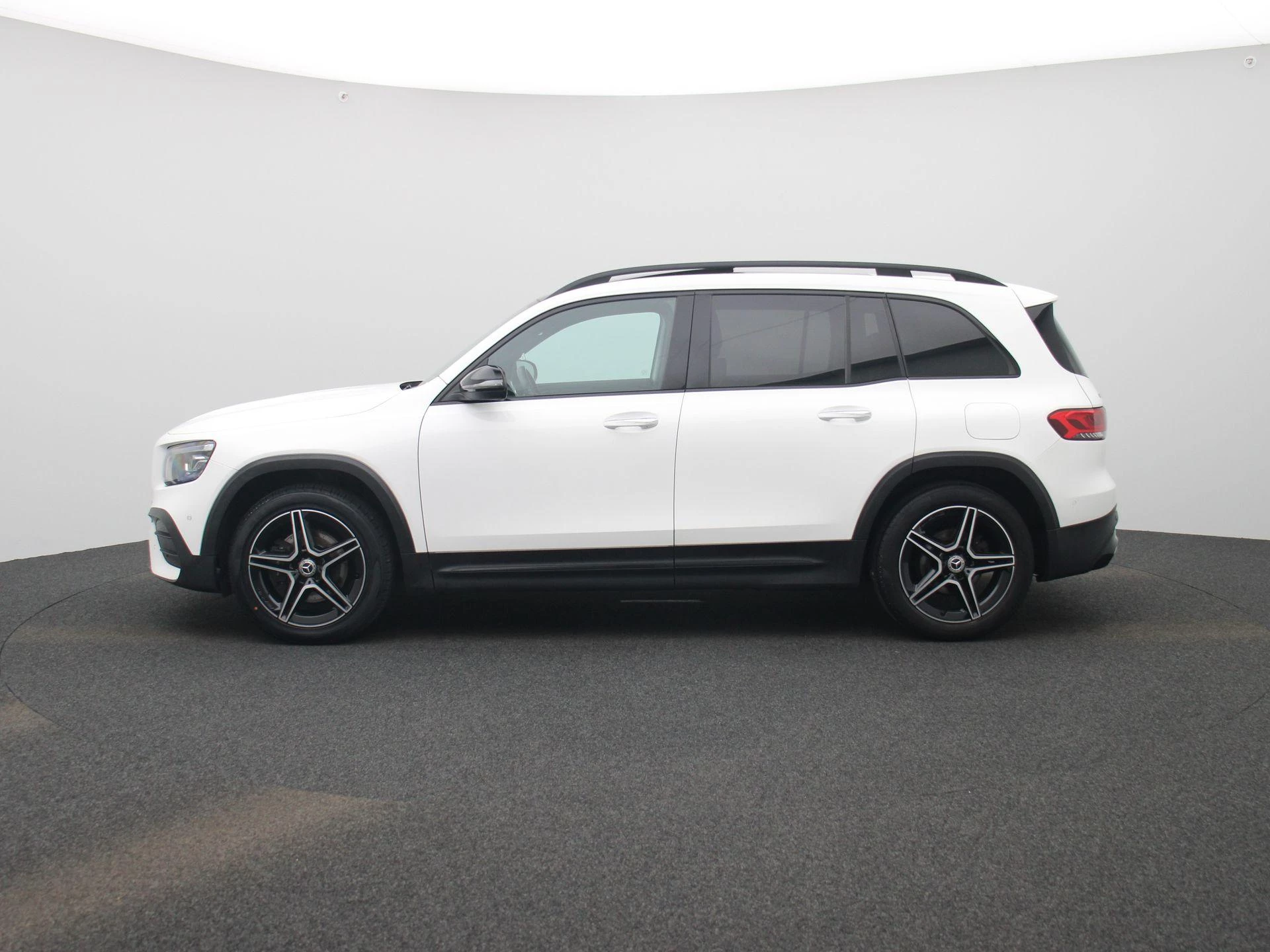 Mercedes-Benz-GLB-image-3