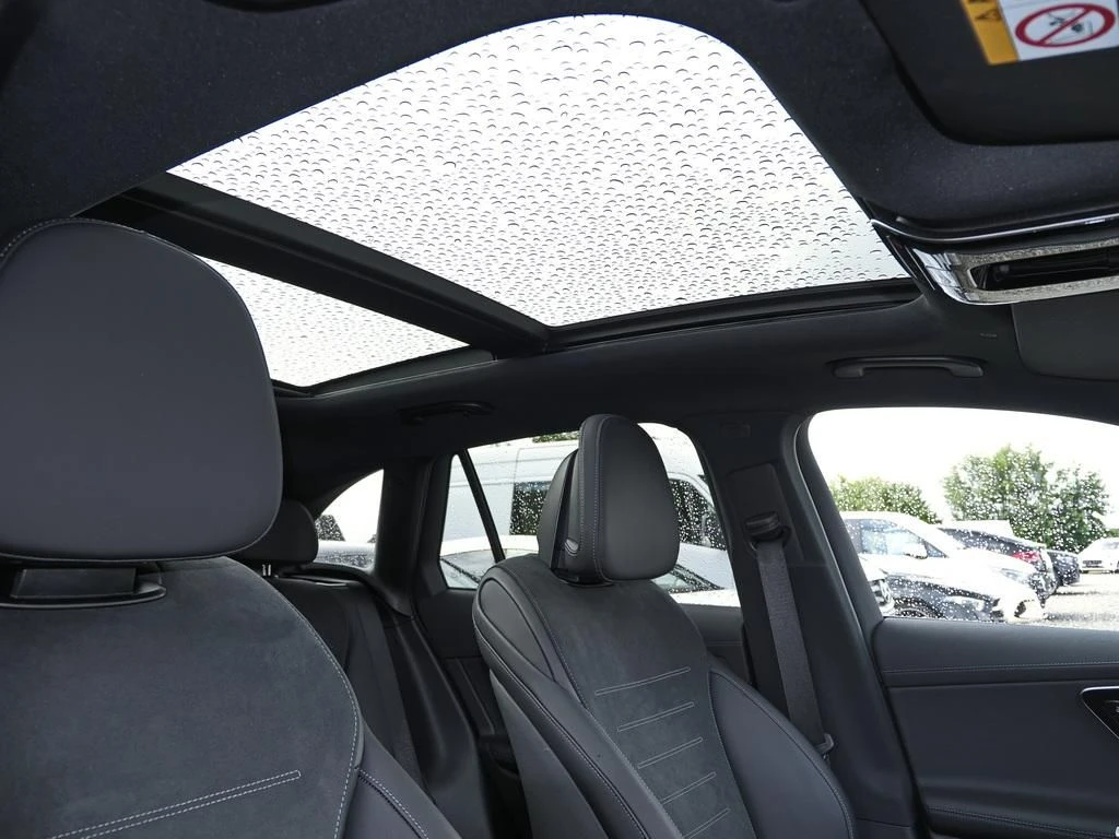 Mercedes-Benz-GLC 220 d-image-11