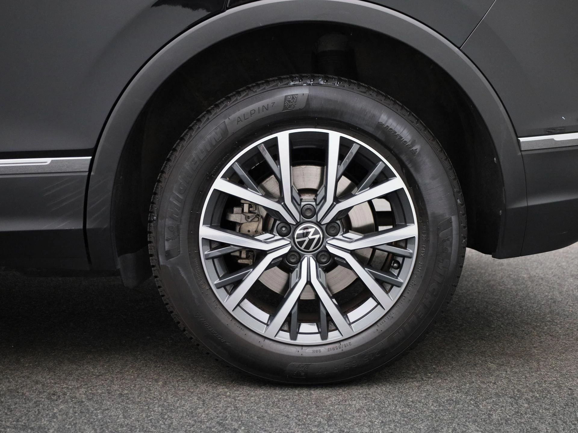 Volkswagen-Tiguan-image-12