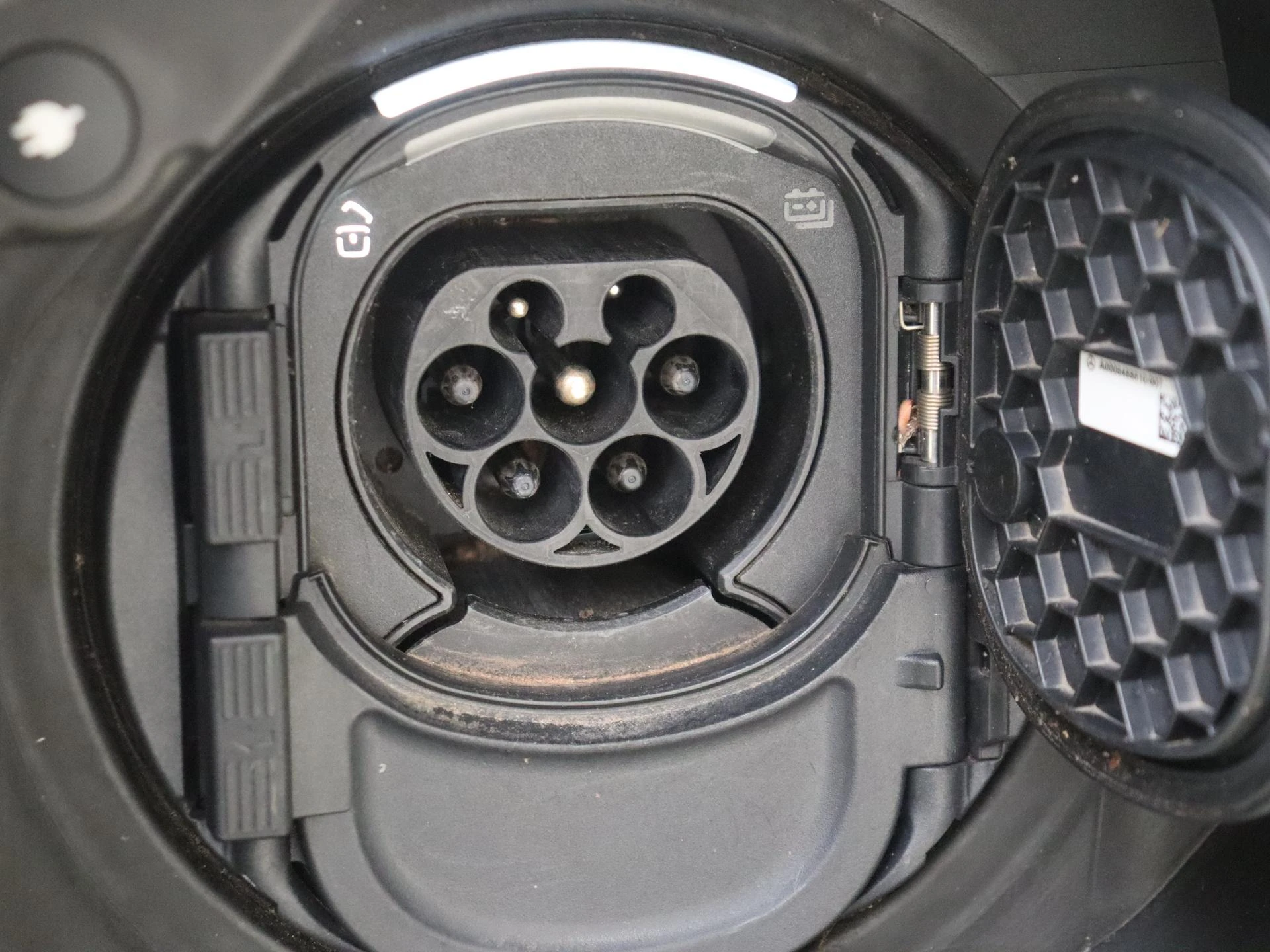 Mercedes-Benz-EQA-image-31