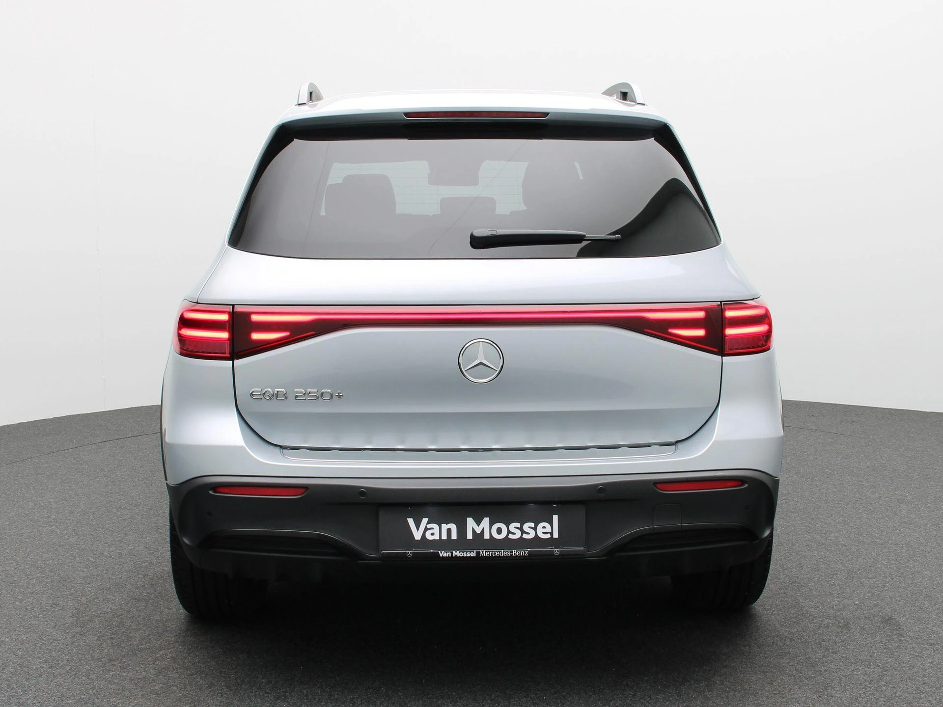 Mercedes-Benz-EQB-image-4
