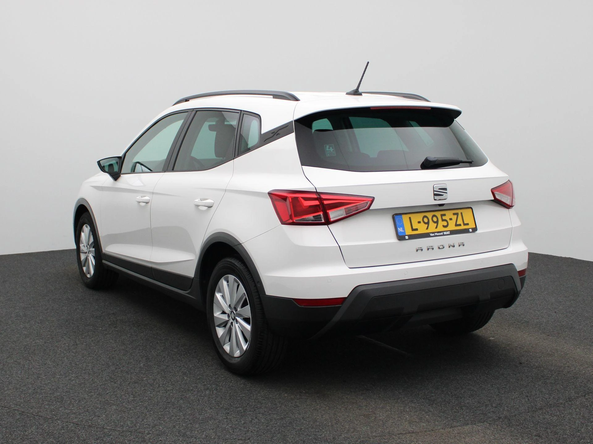SEAT-Arona-image-1