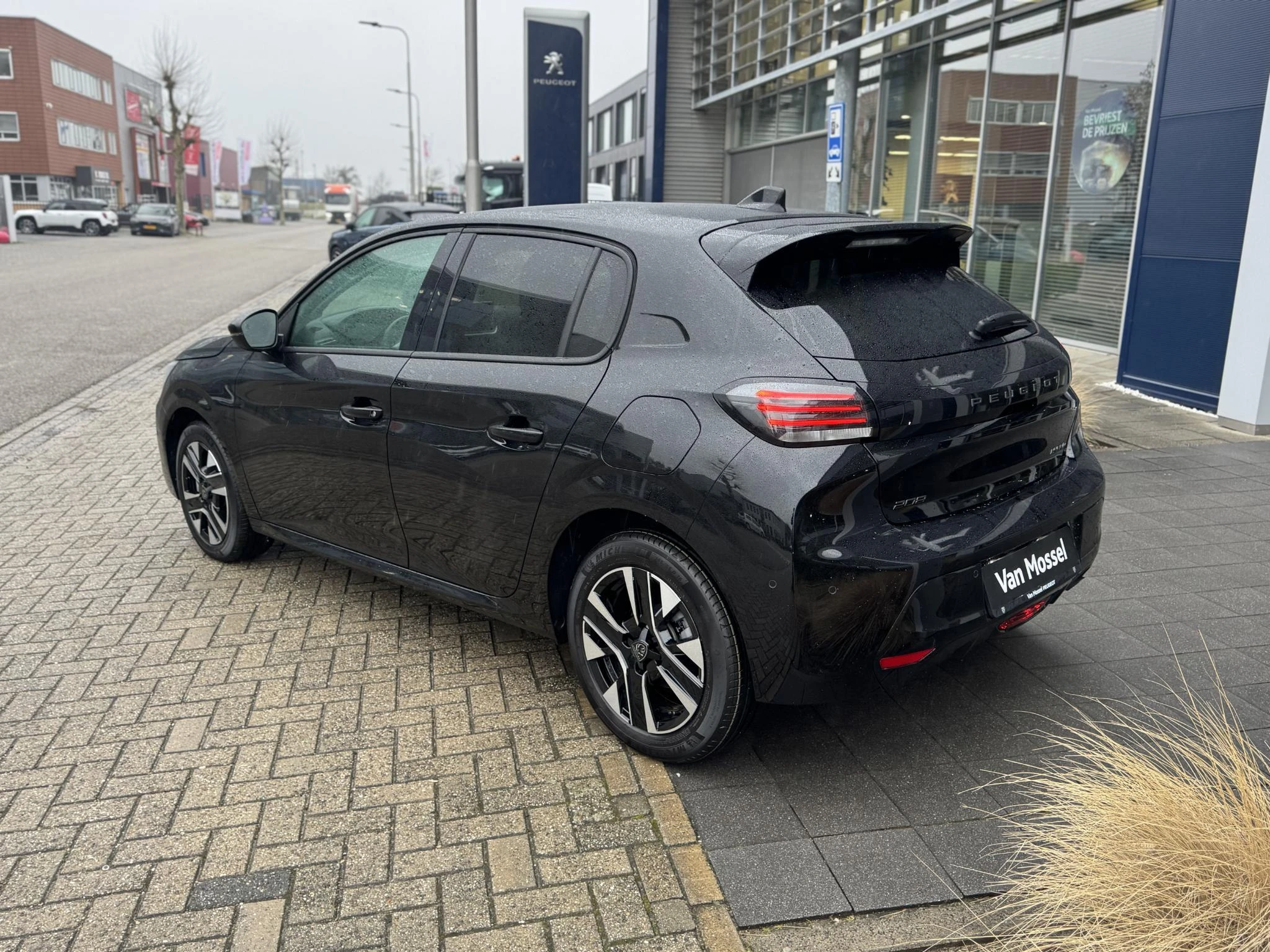 Peugeot-e-208-image-10