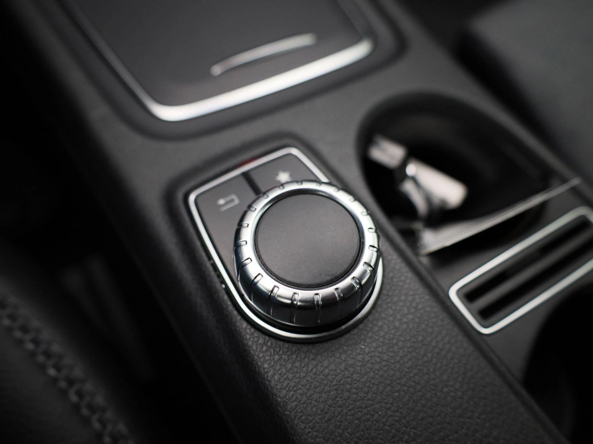 Mercedes-Benz-GLA-image-27