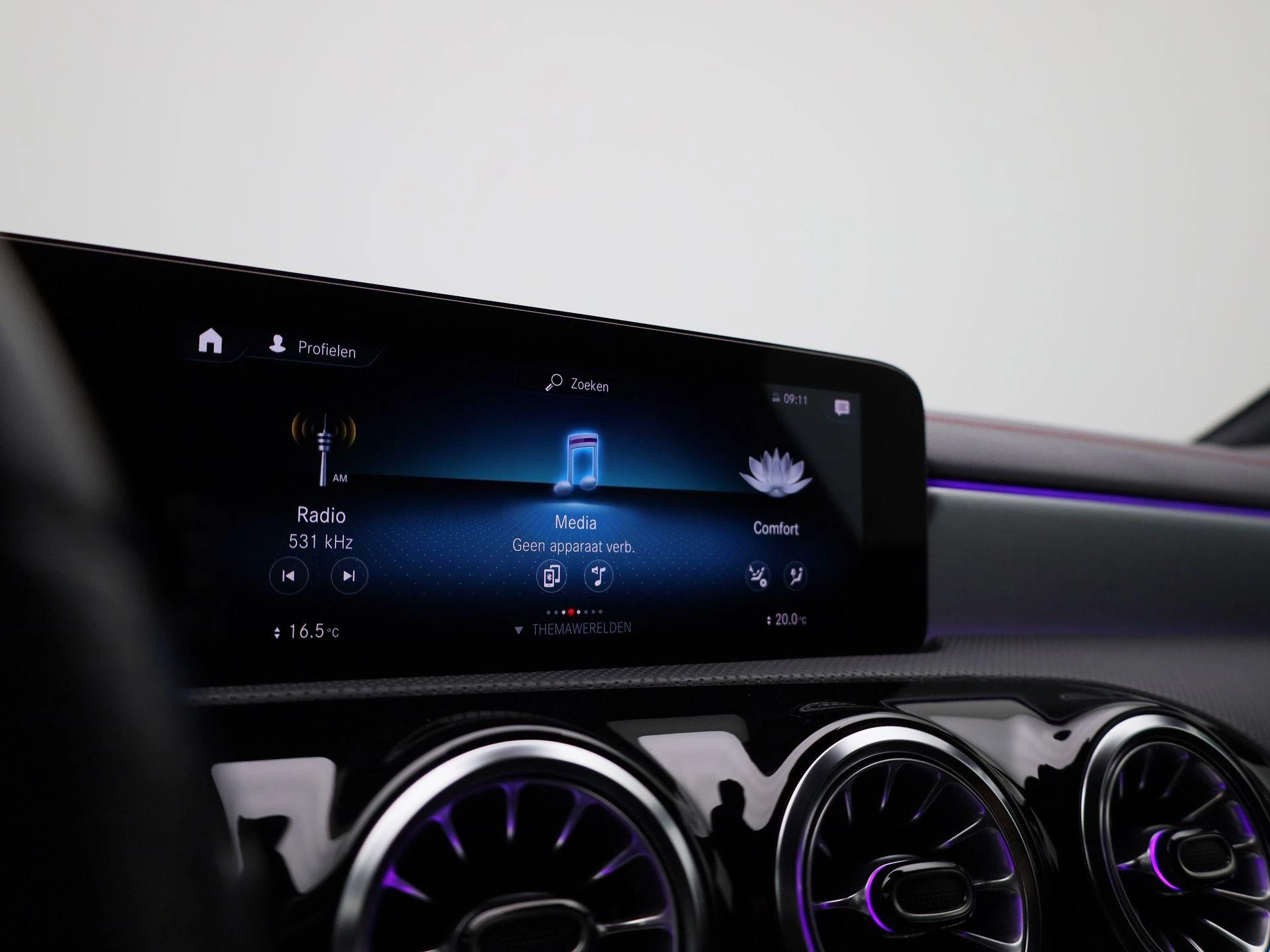 Mercedes-Benz-CLA-image-21