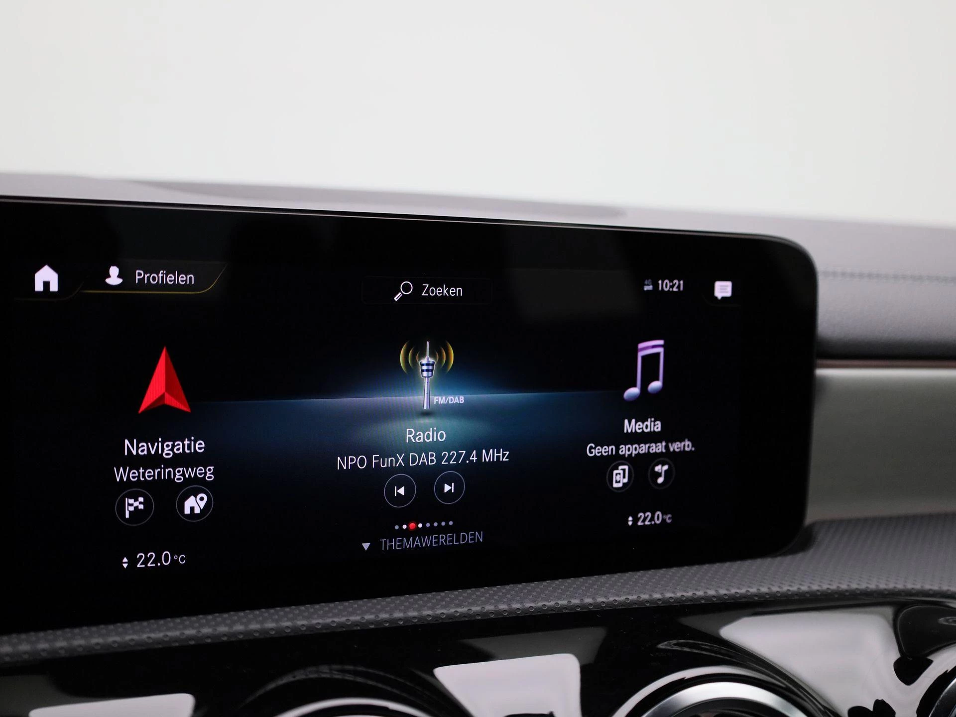 Mercedes-Benz-CLA-image-16