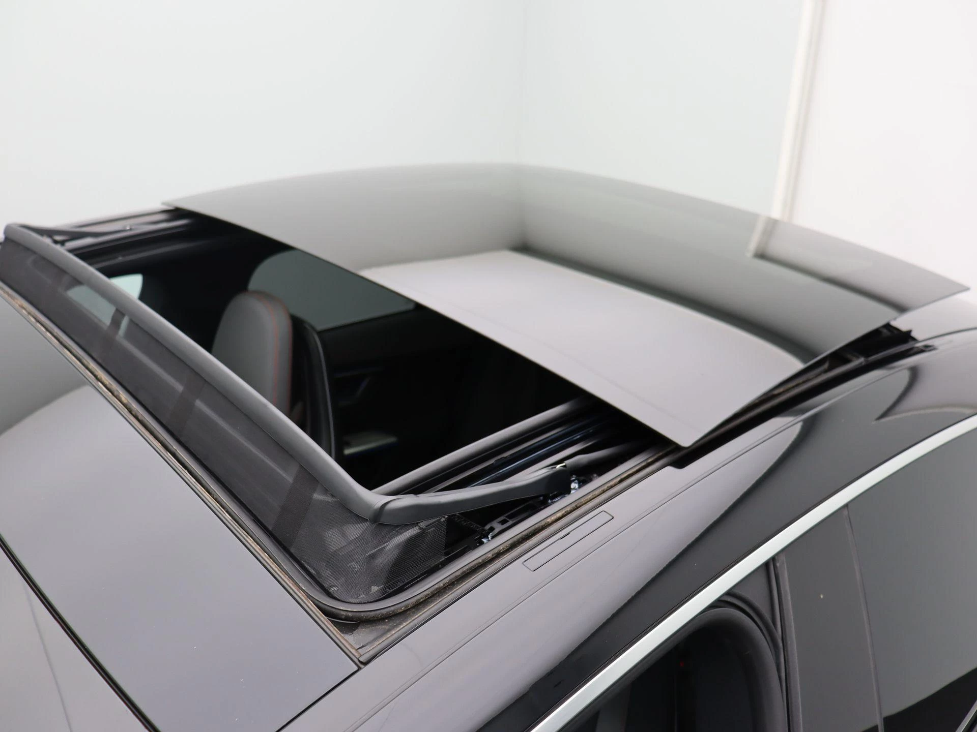 Mercedes-Benz-EQE-image-14