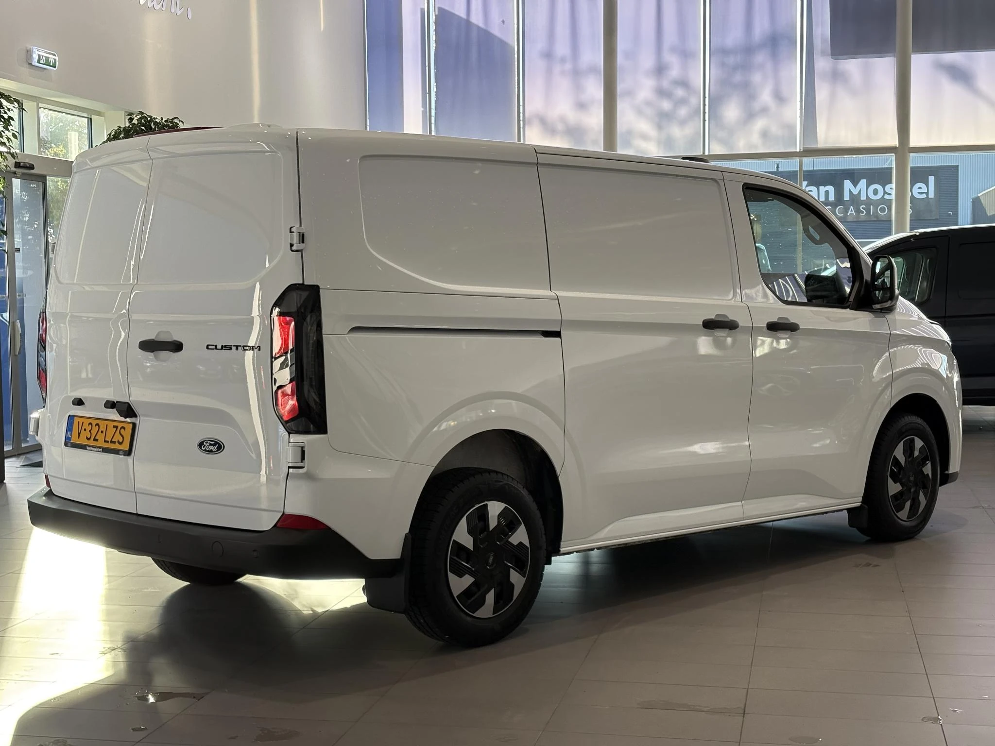 Ford-Transit Custom-image-5
