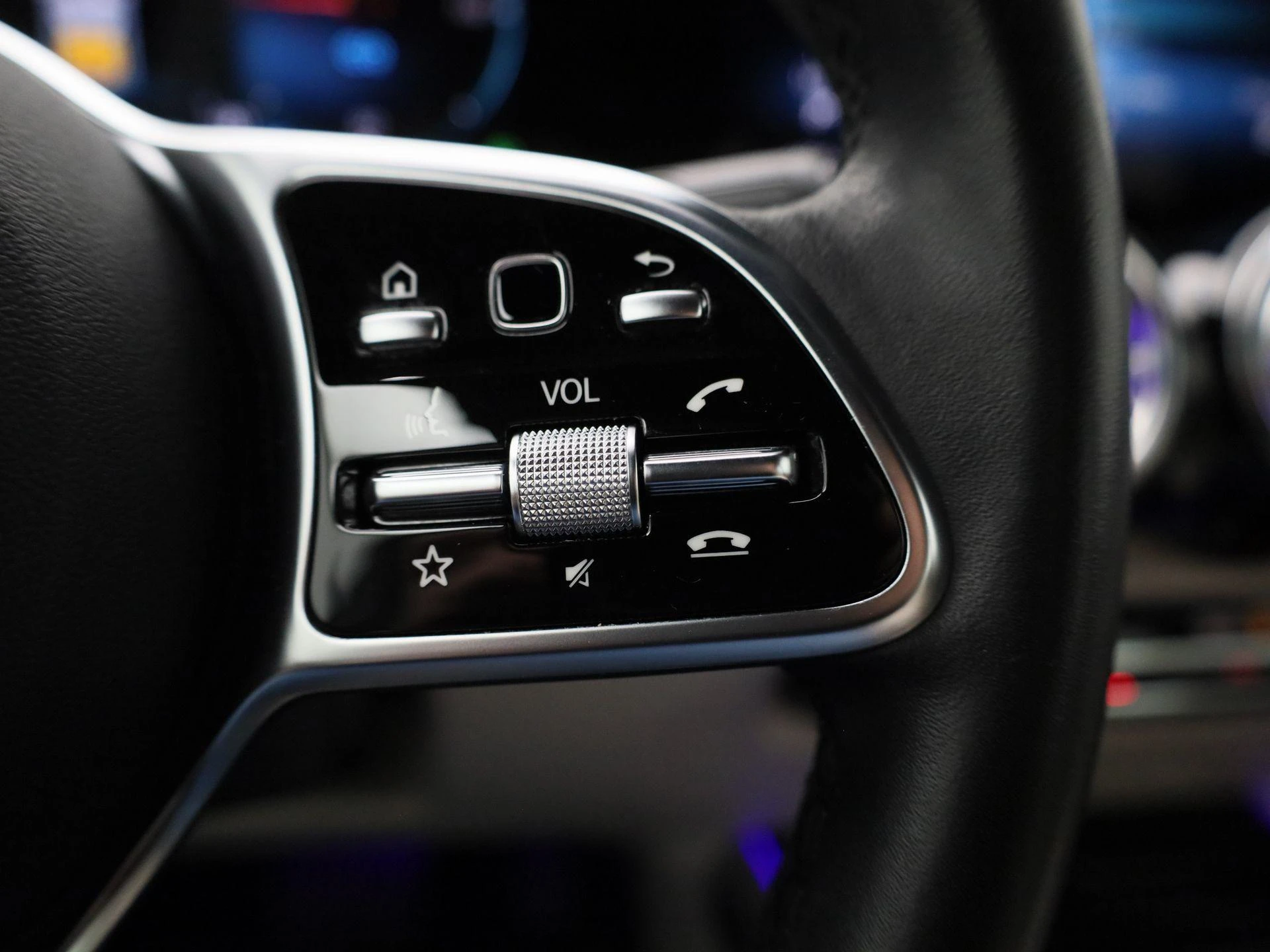 Mercedes-Benz-EQB-image-17