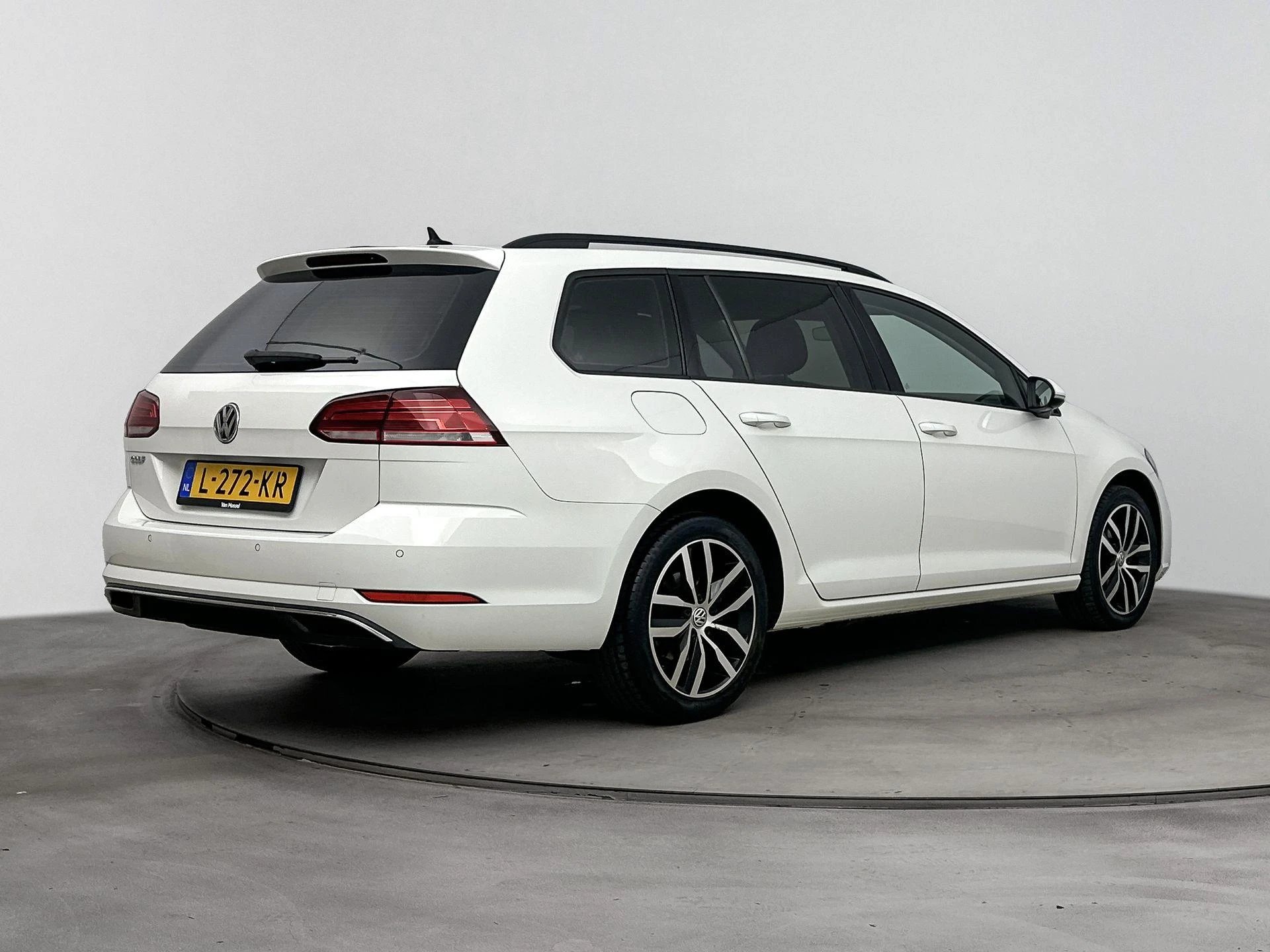 Volkswagen-Golf-image-3