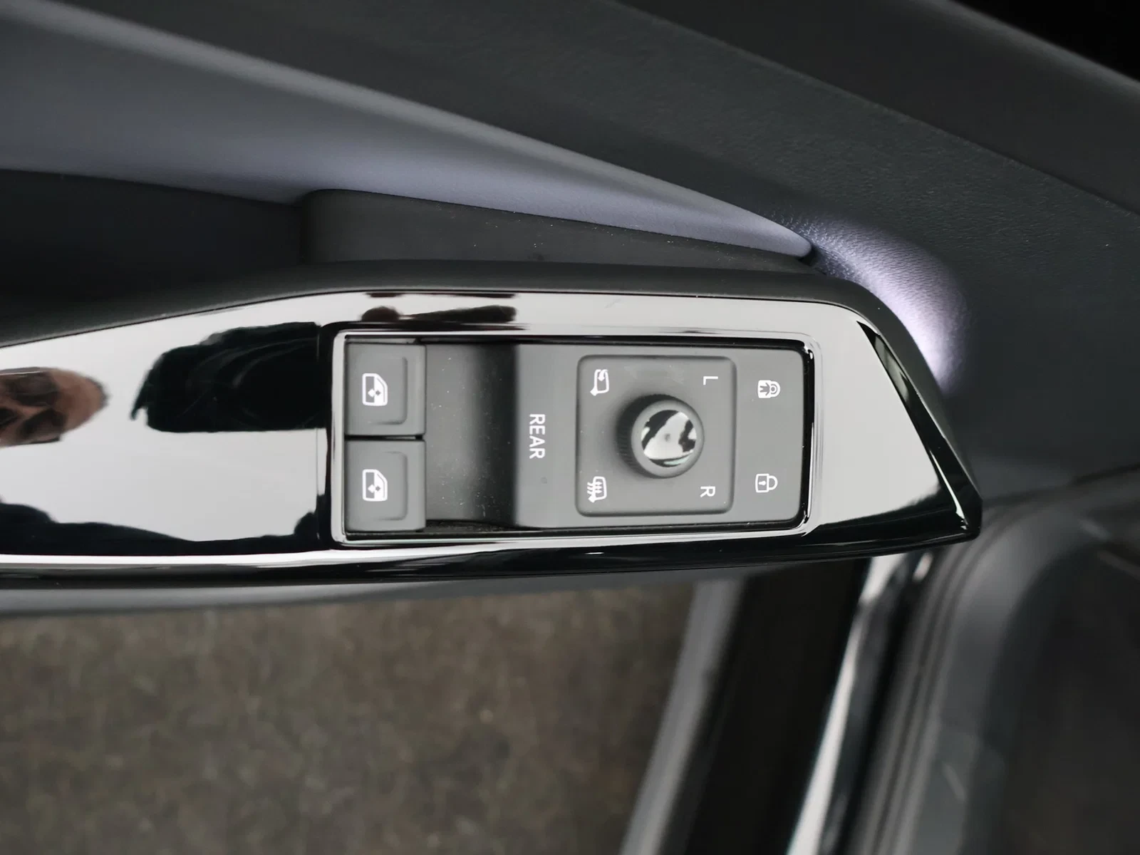 Volkswagen ID.4 ID.4 Pure Limited Edition 52 kWh 170PK *AUTOMAAT*LEDER*ALCANTARA*ACC*CAMERA*PDC*NAVI*APP-CONNECT*...*