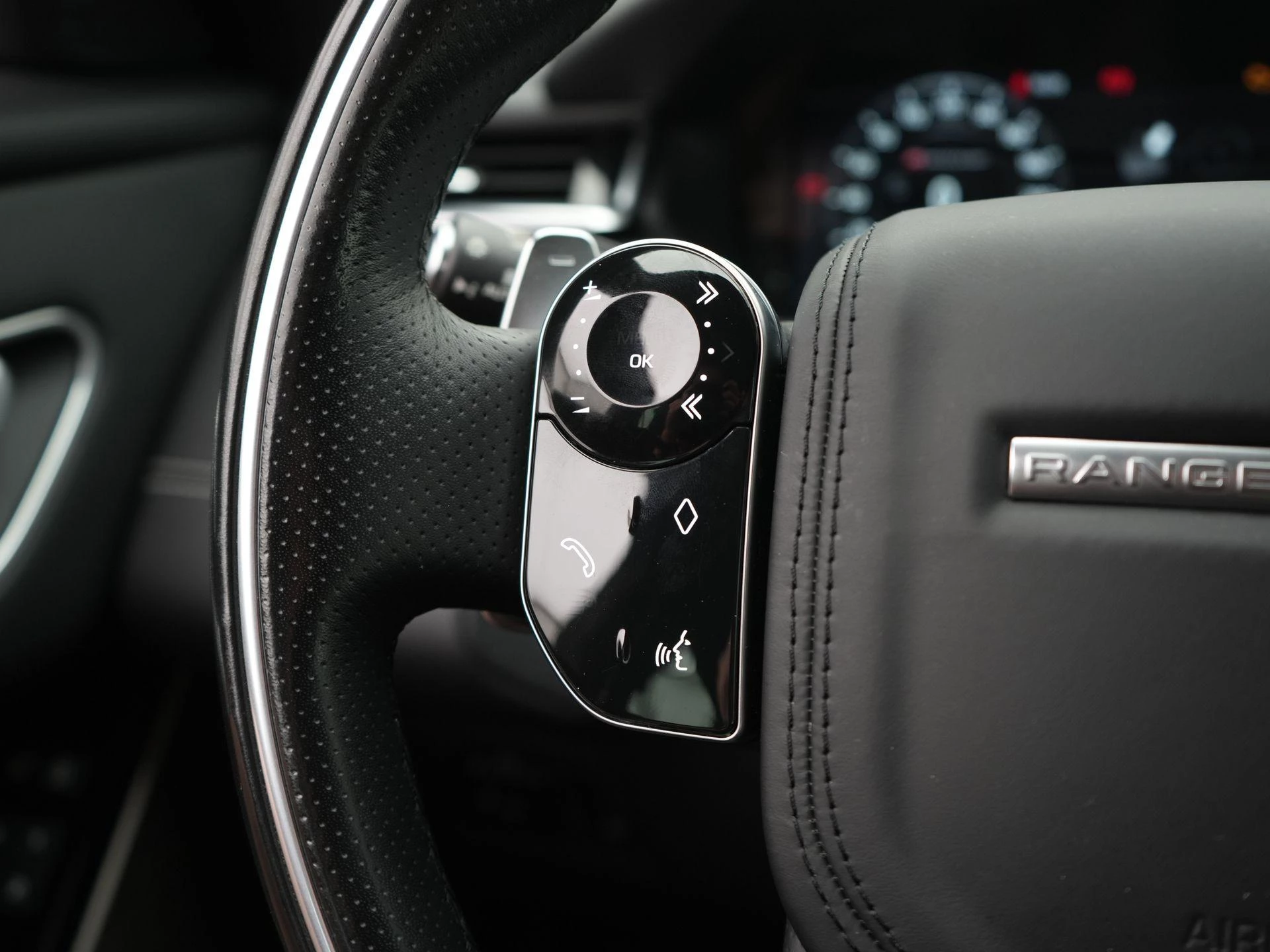 Land Rover-Range Rover Velar-image-28