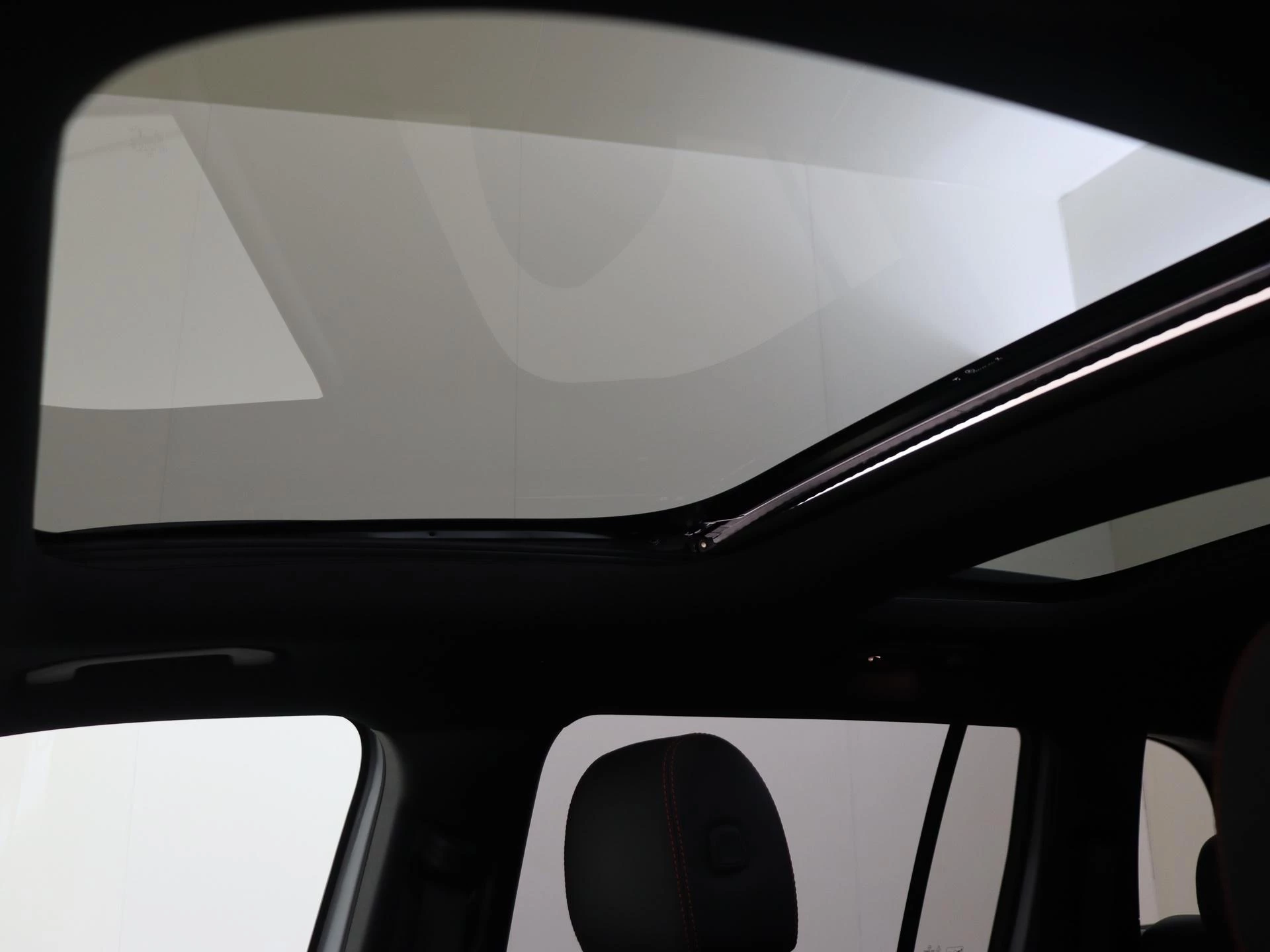 Mercedes-Benz-GLB-image-32