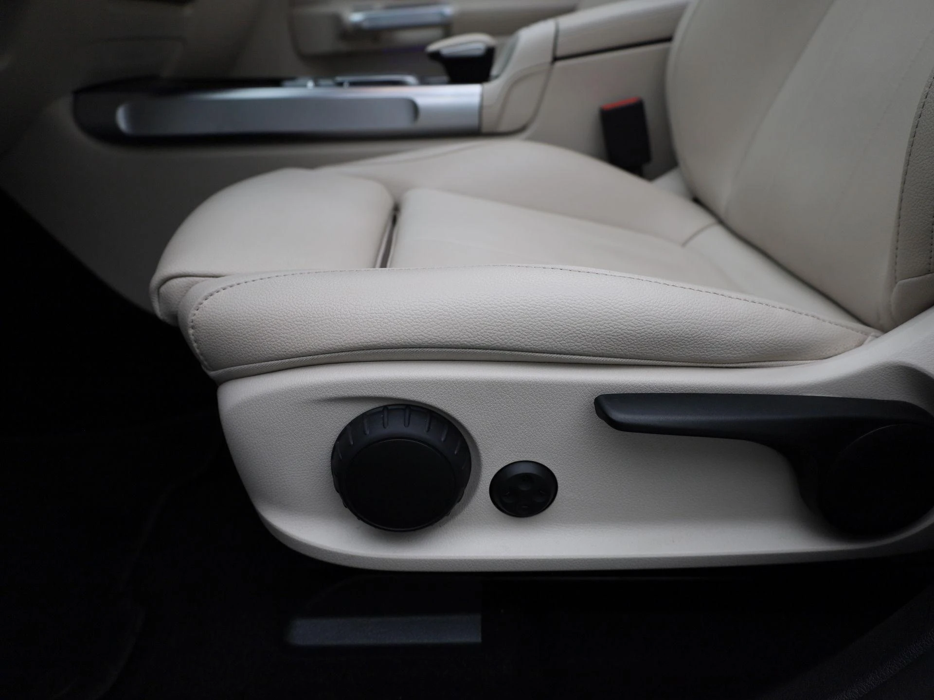 Mercedes-Benz-EQB-image-43