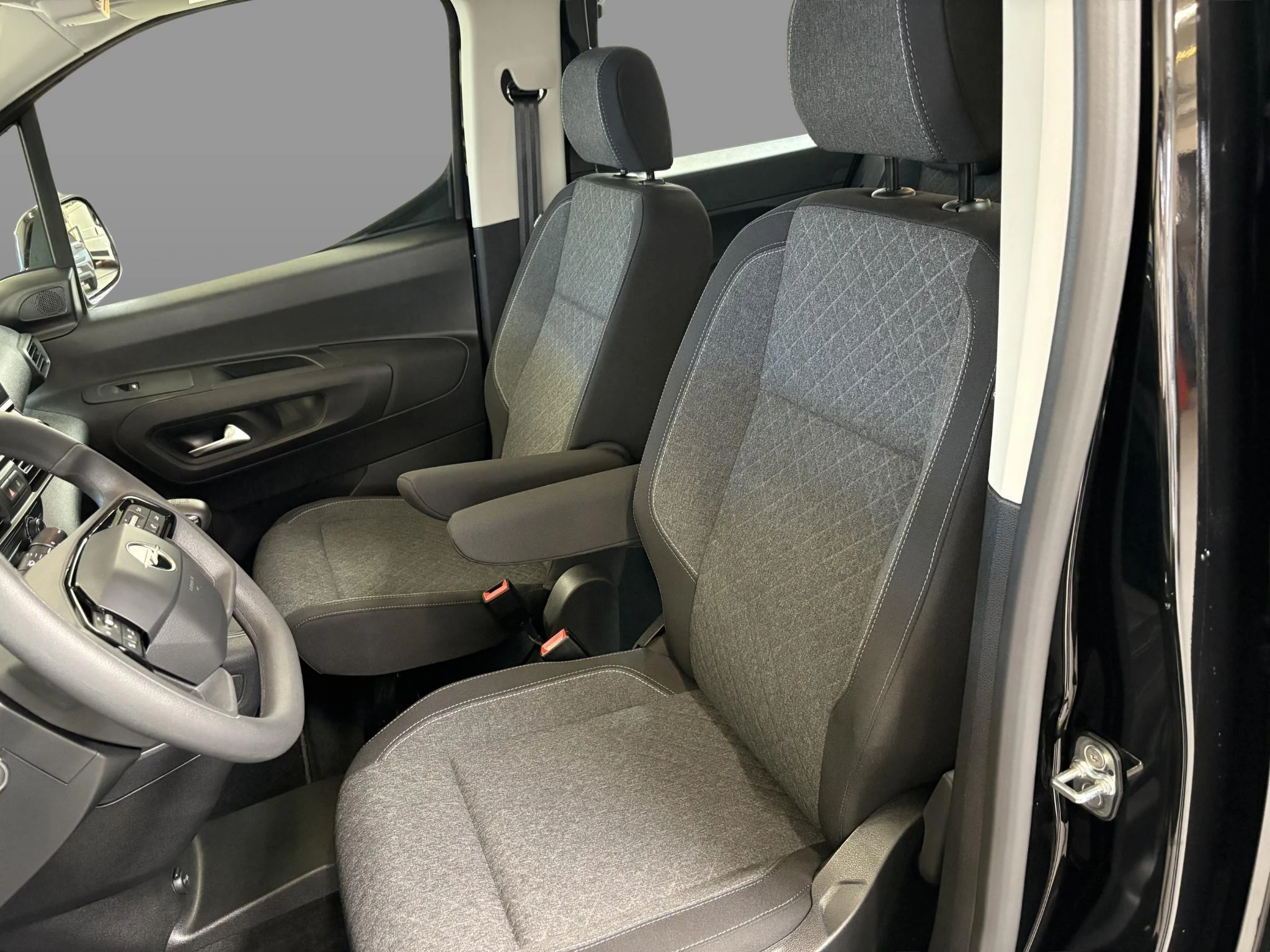 Opel-Combo Life-image-12