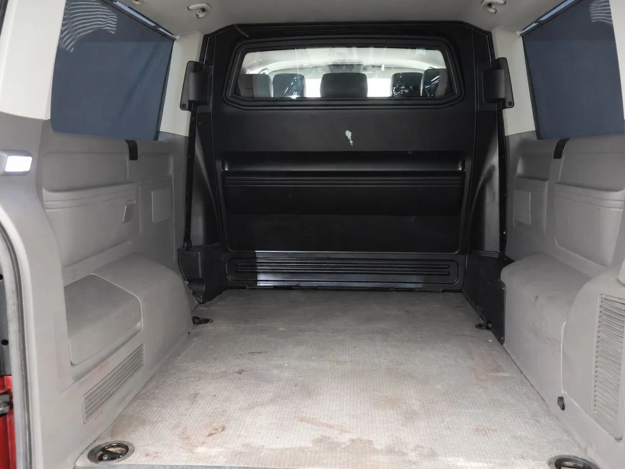Volkswagen-Transporter-image-4