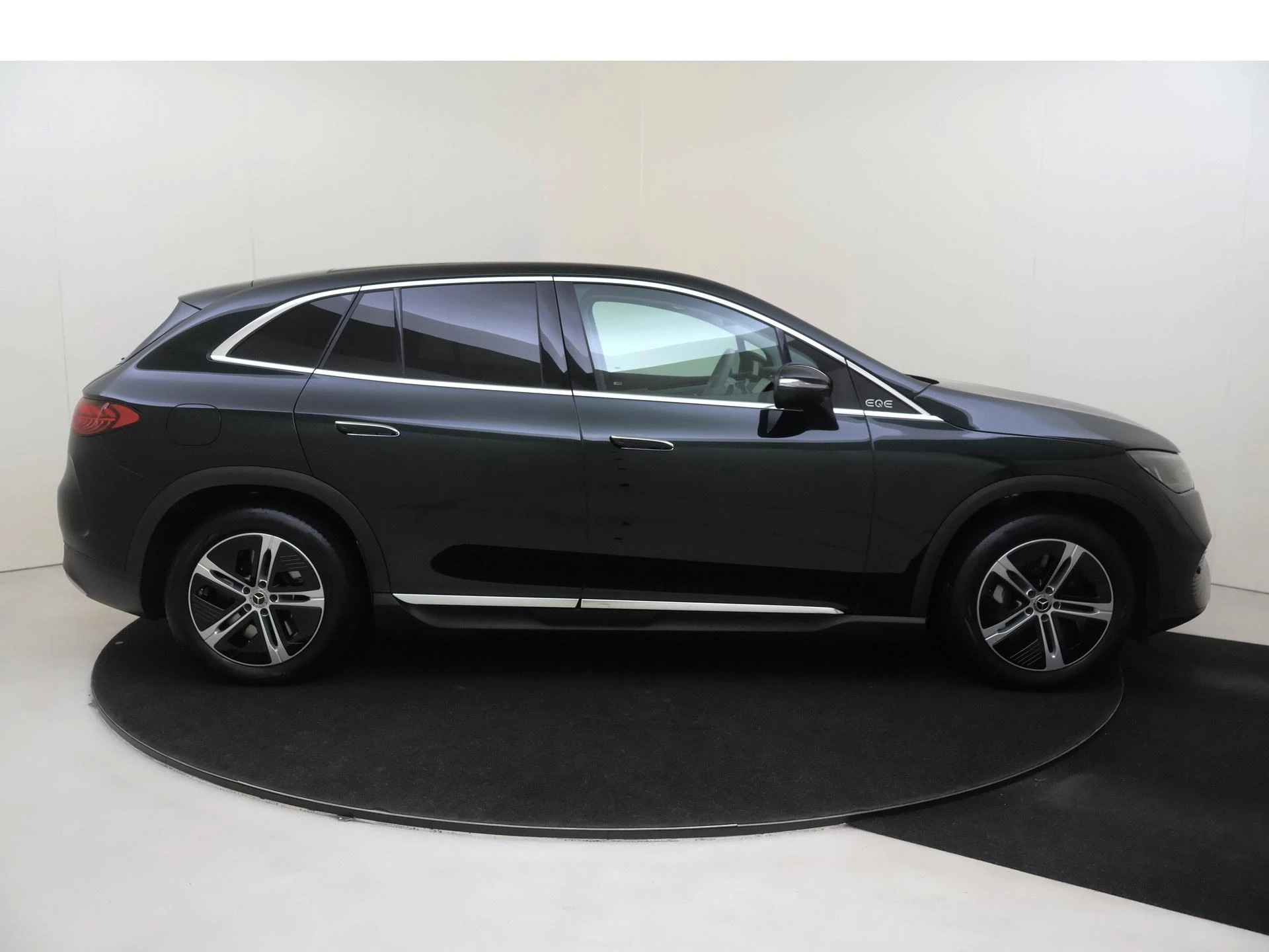 Mercedes-Benz-EQE-image-11