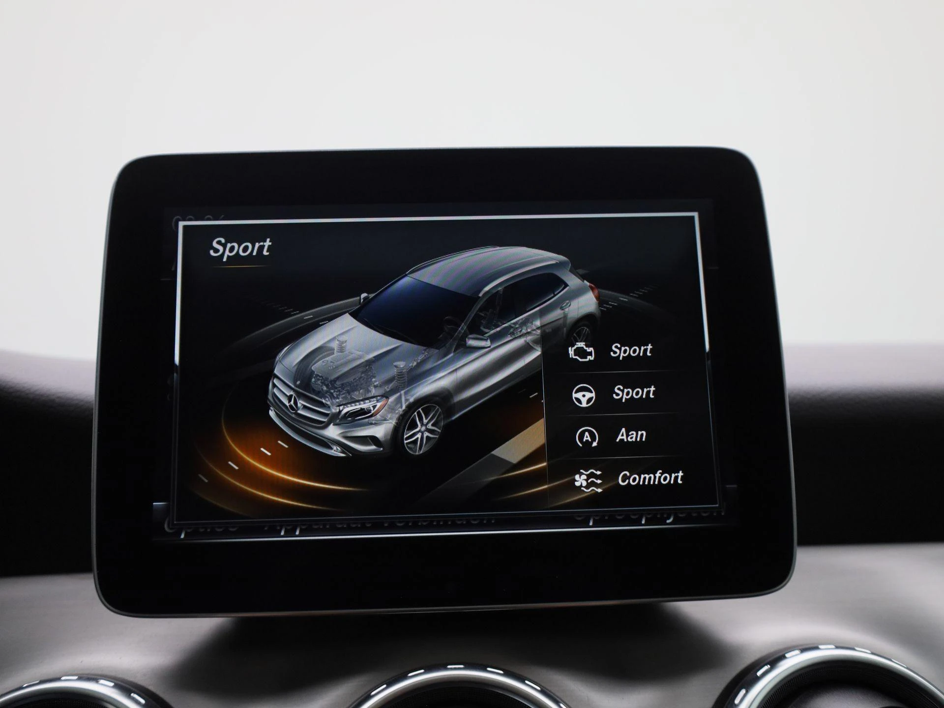 Mercedes-Benz-GLA-image-26