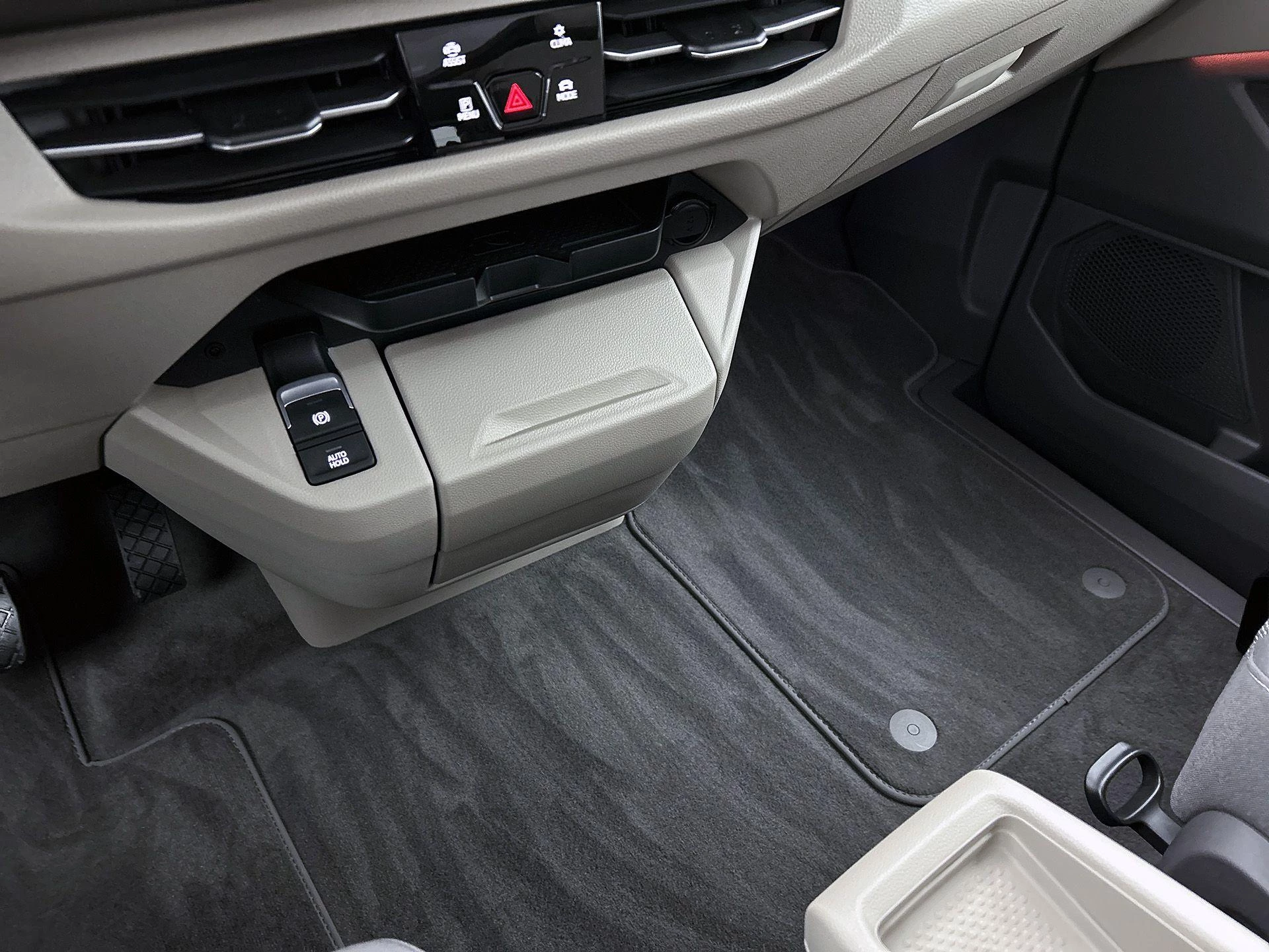 Volkswagen-Multivan-image-9