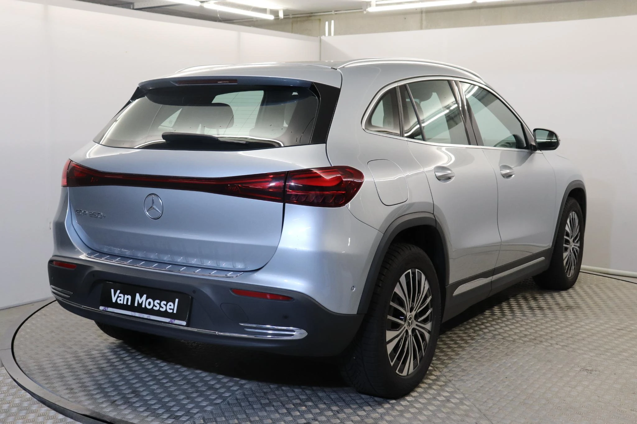 Mercedes-Benz-EQA-image-3