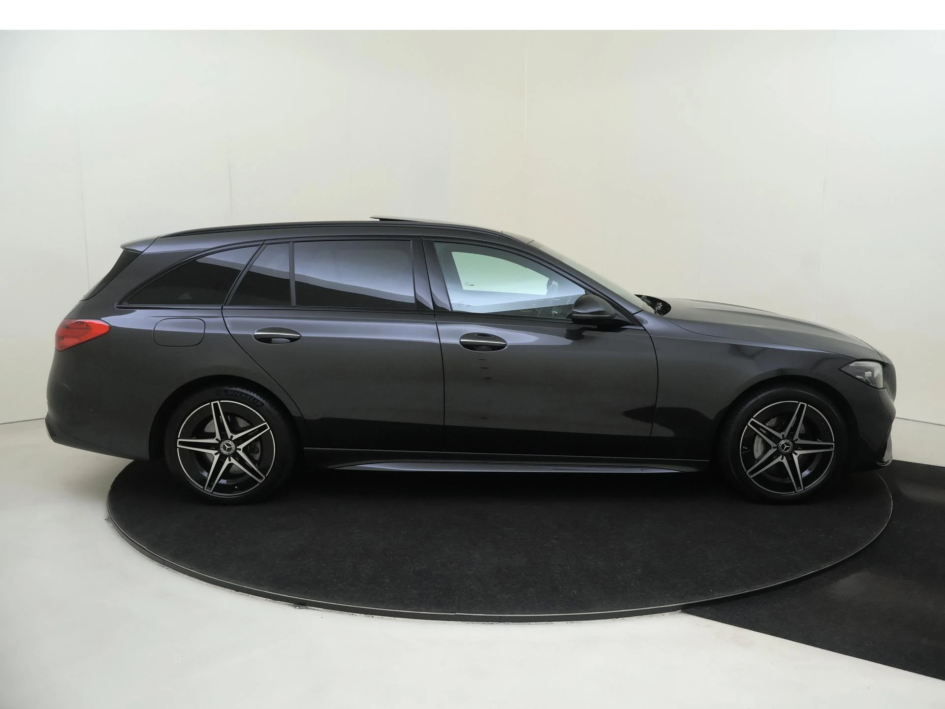 Mercedes-Benz-C-Klasse-image-8