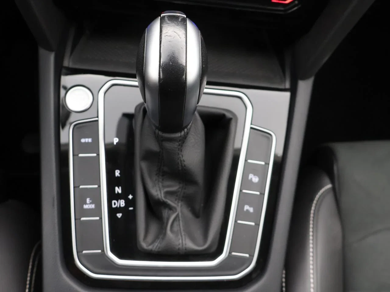 Volkswagen-Passat-image-25