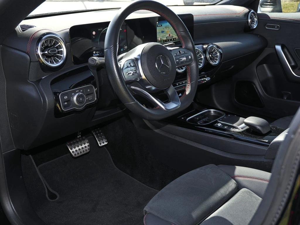 Mercedes-Benz-CLA 220 d-image-8