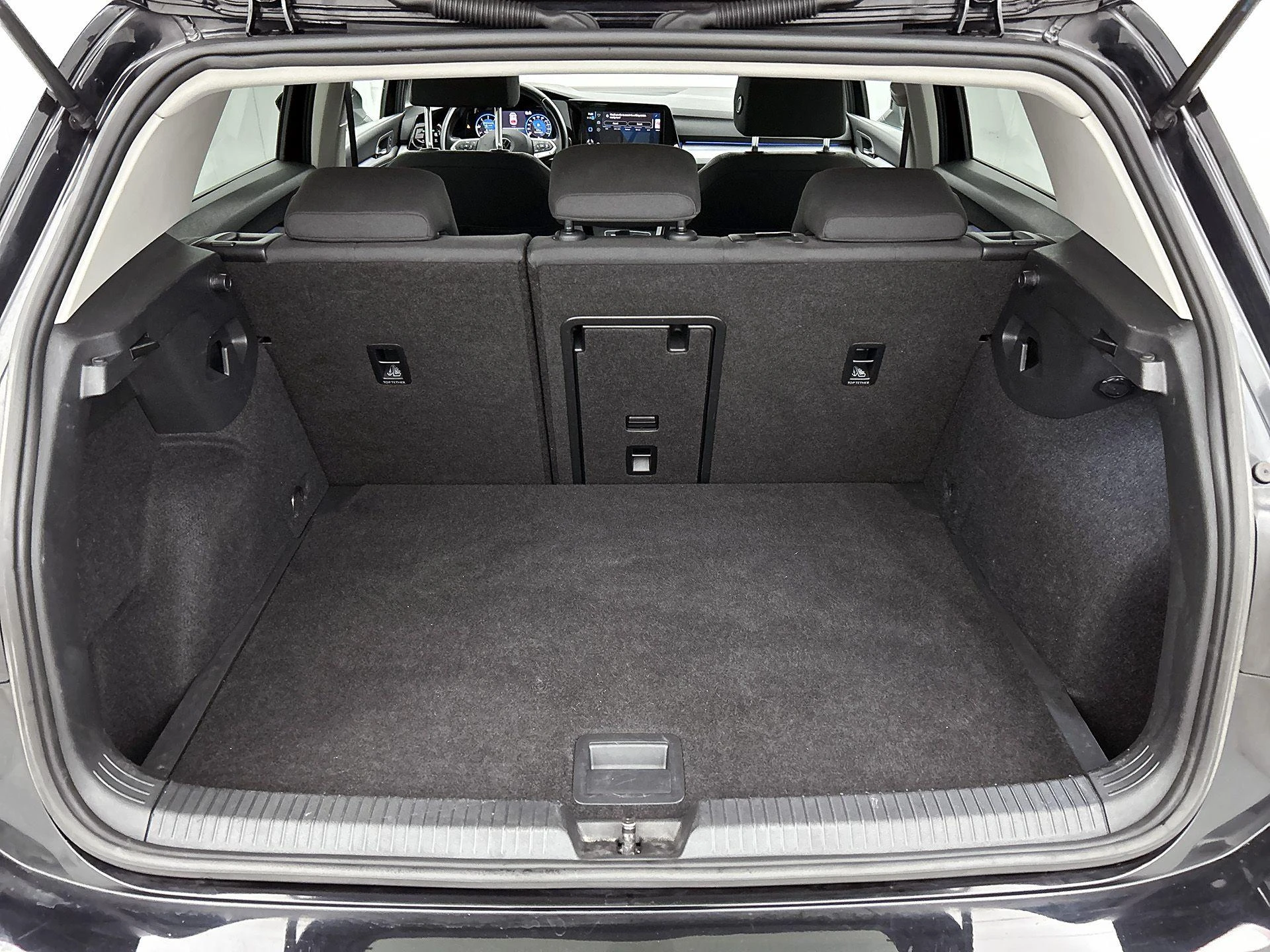 Volkswagen-Golf-image-23