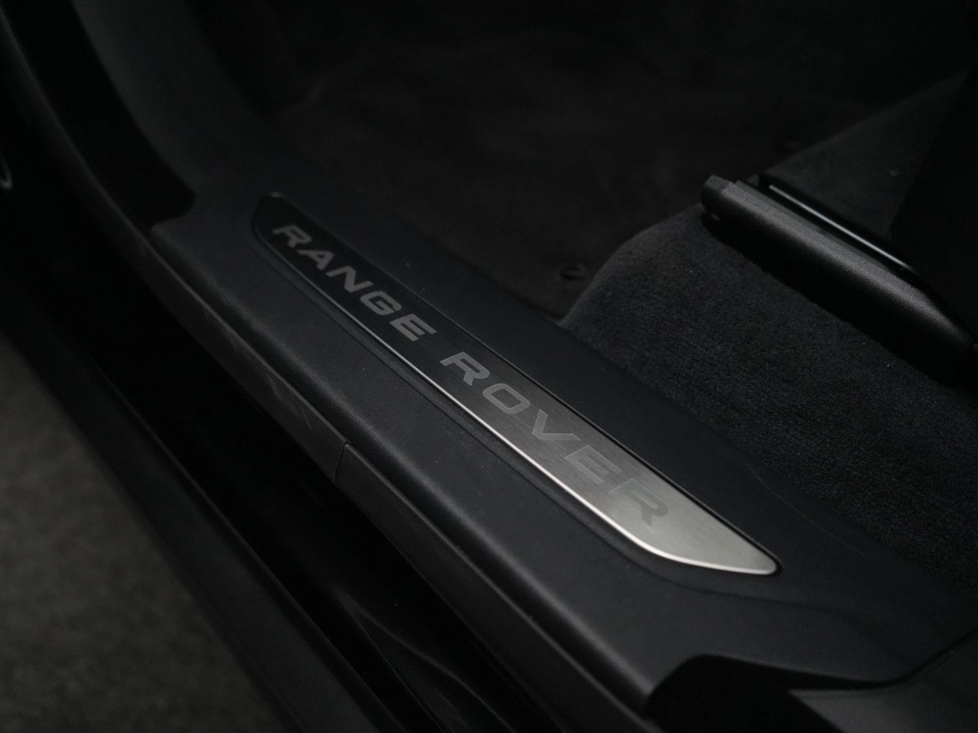 Land Rover-Range Rover Velar-image-36