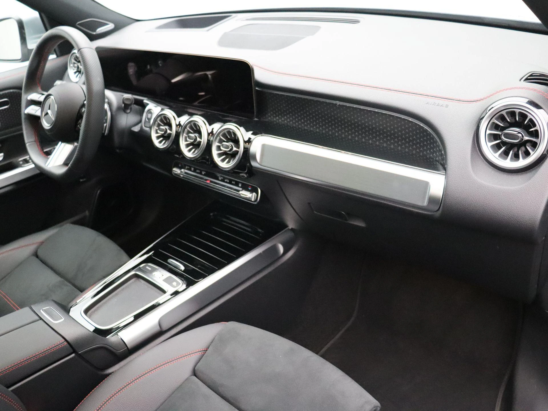 Mercedes-Benz-EQB-image-24