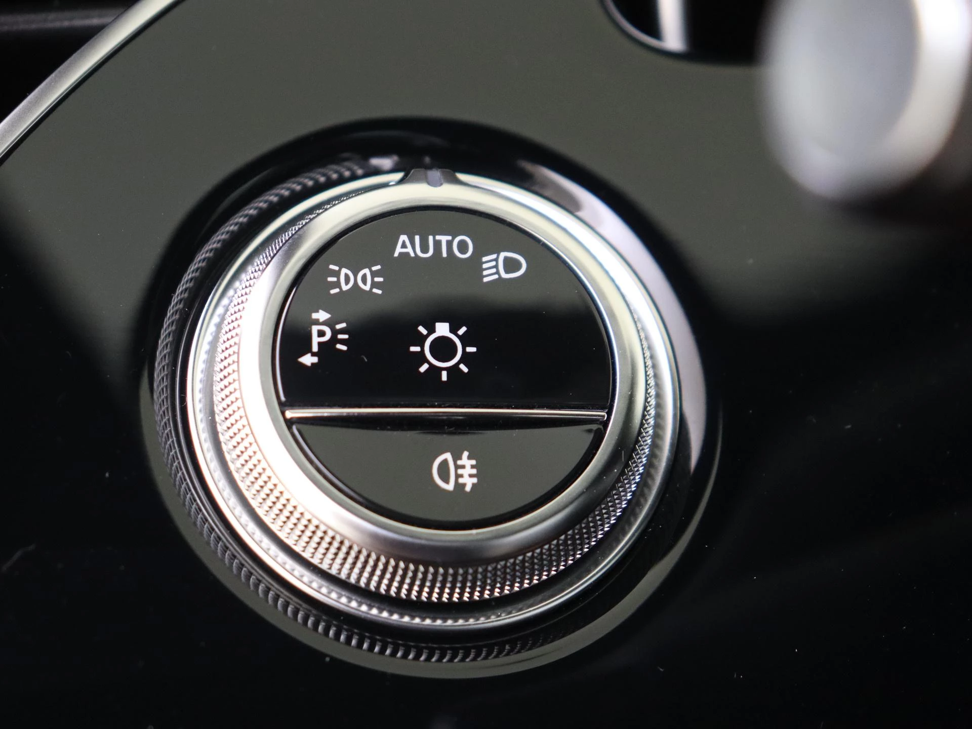 Mercedes-Benz-E-Klasse-image-23