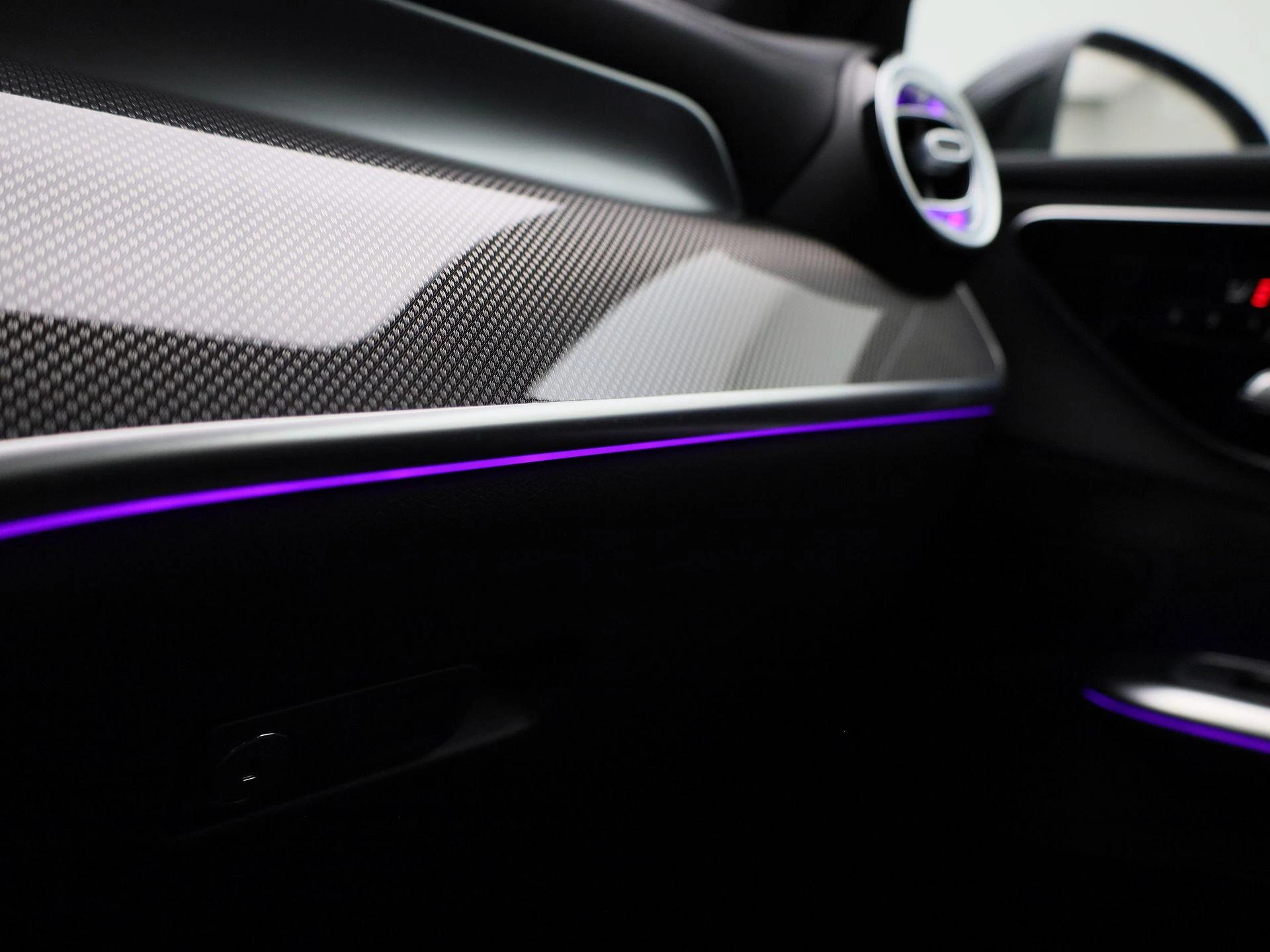 Mercedes-Benz-GLC-image-28