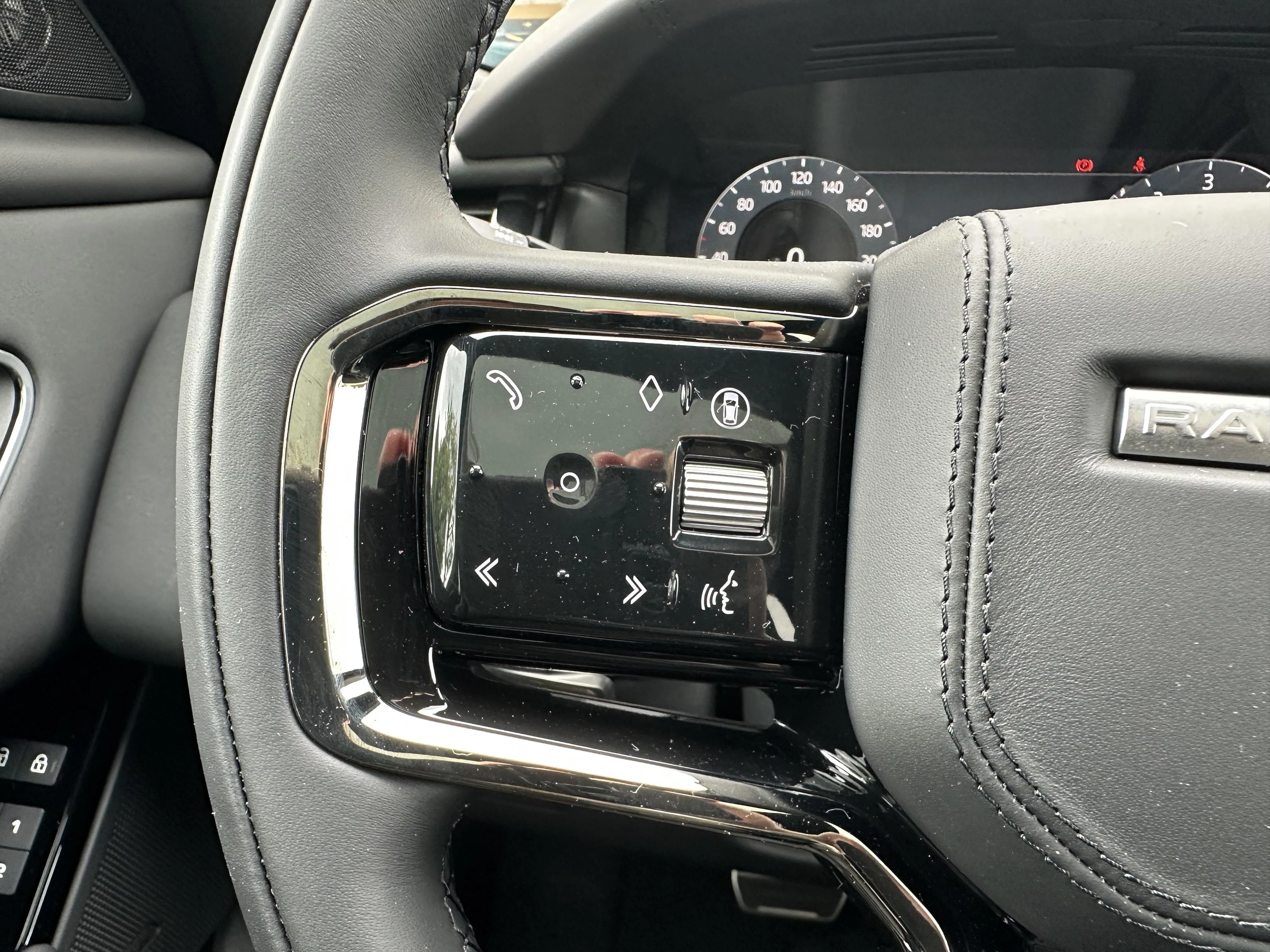 Land Rover-Range Rover Velar-image-18