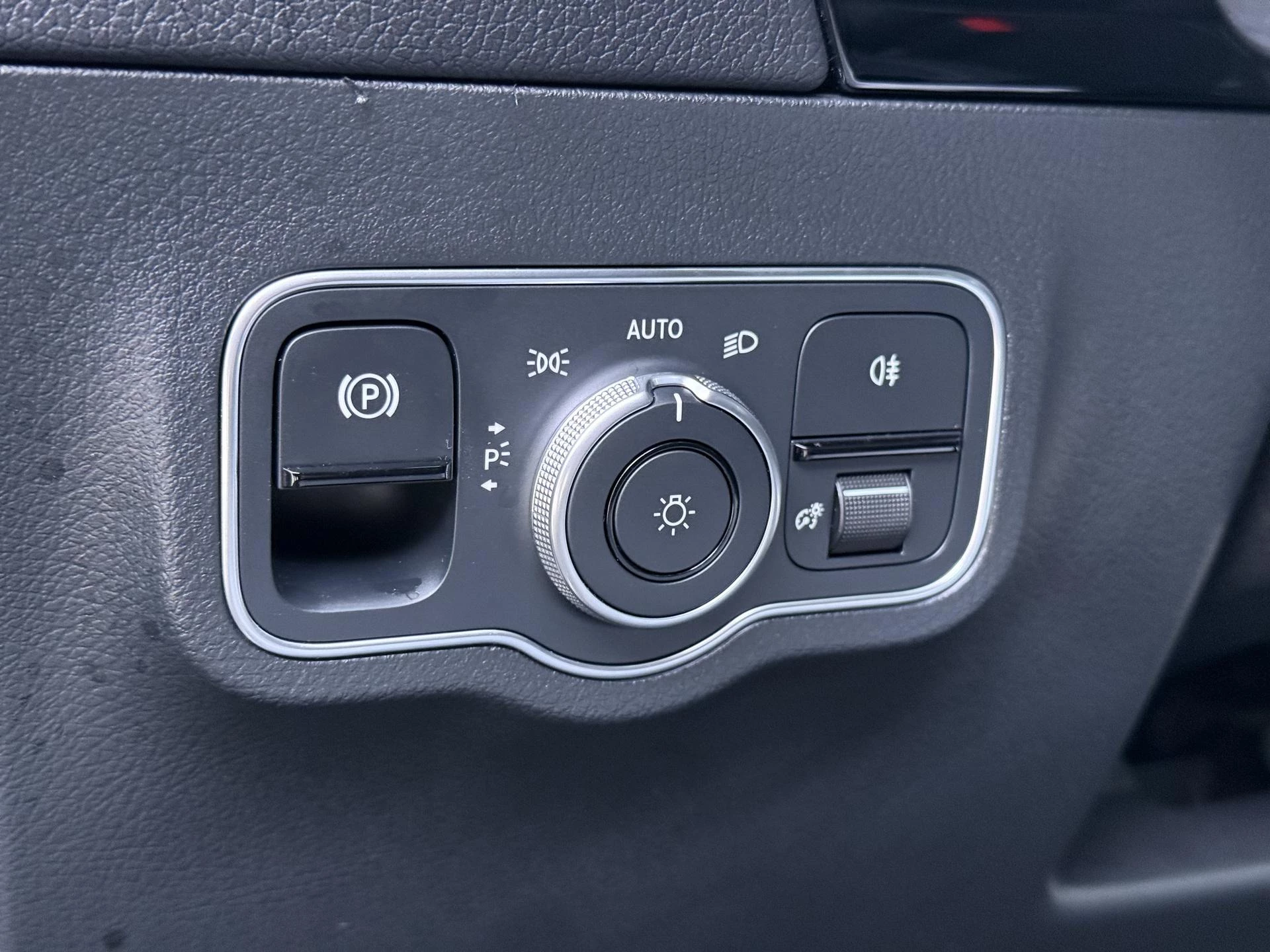 Mercedes-Benz-GLA-image-28