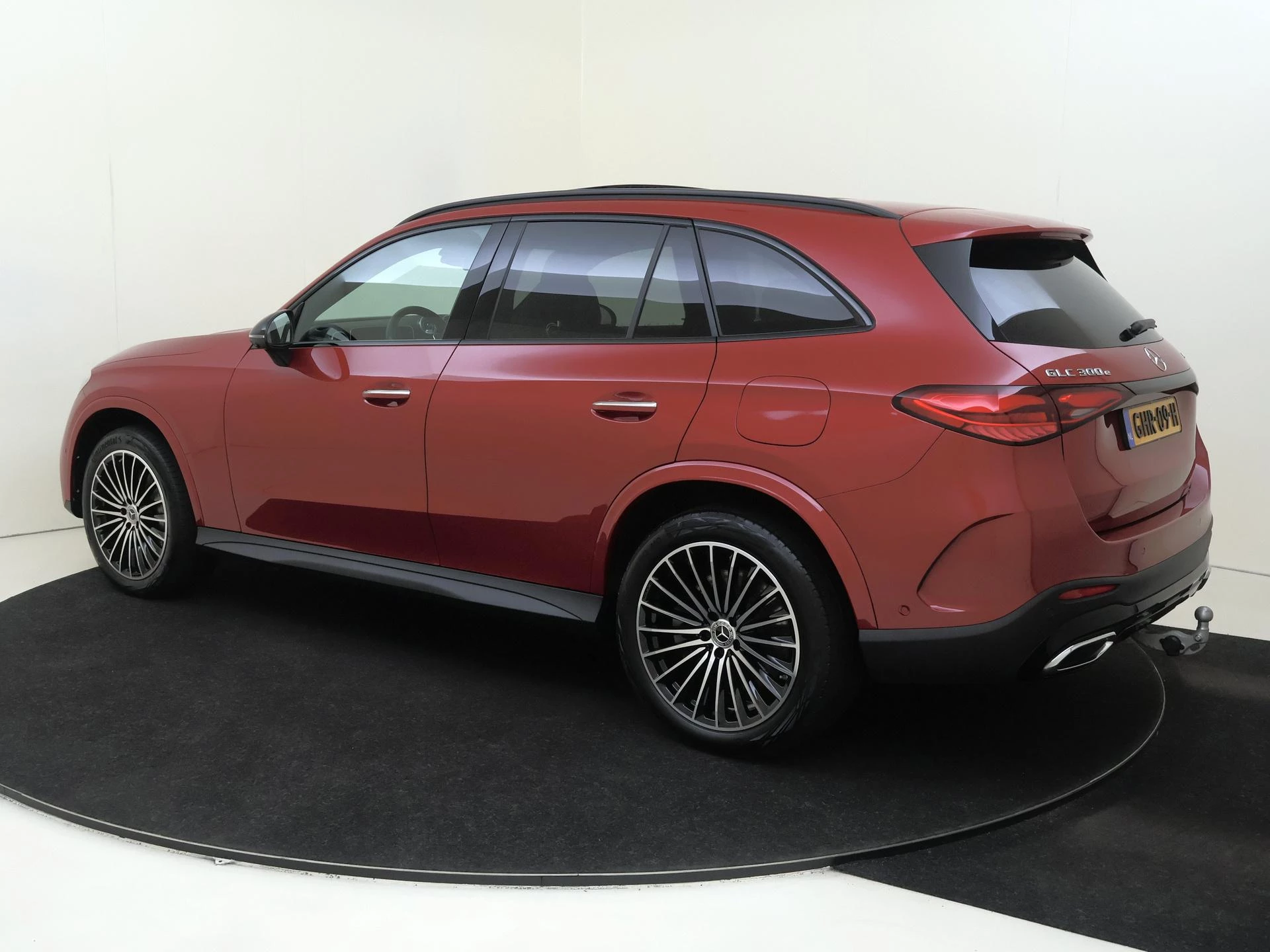 Mercedes-Benz-GLC-image-2