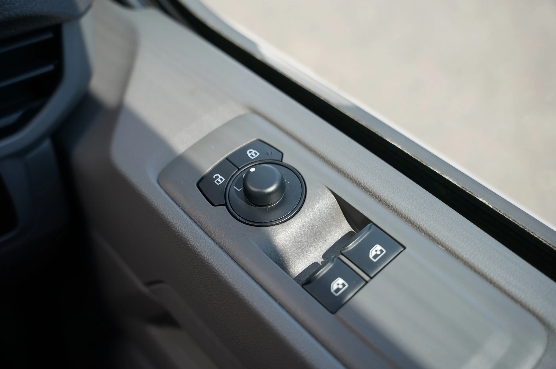 Volkswagen-Transporter-image-30