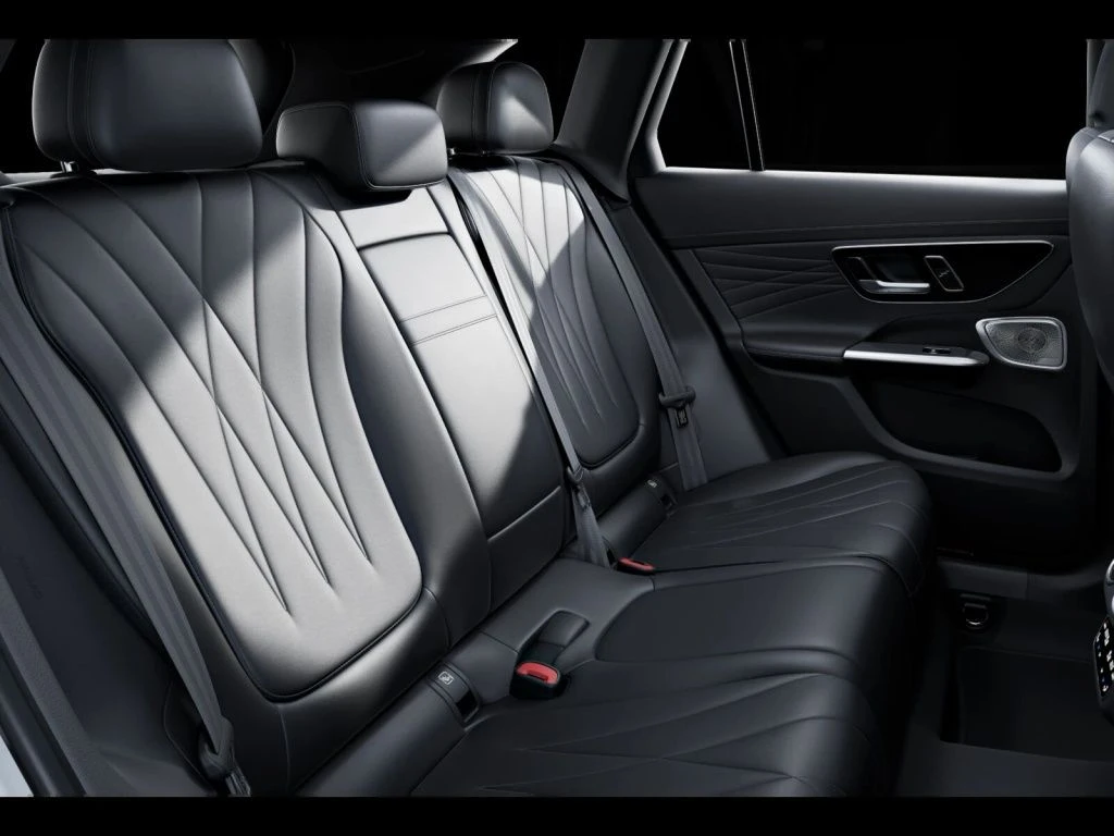 Mercedes-Benz-GLC 400 e-image-11