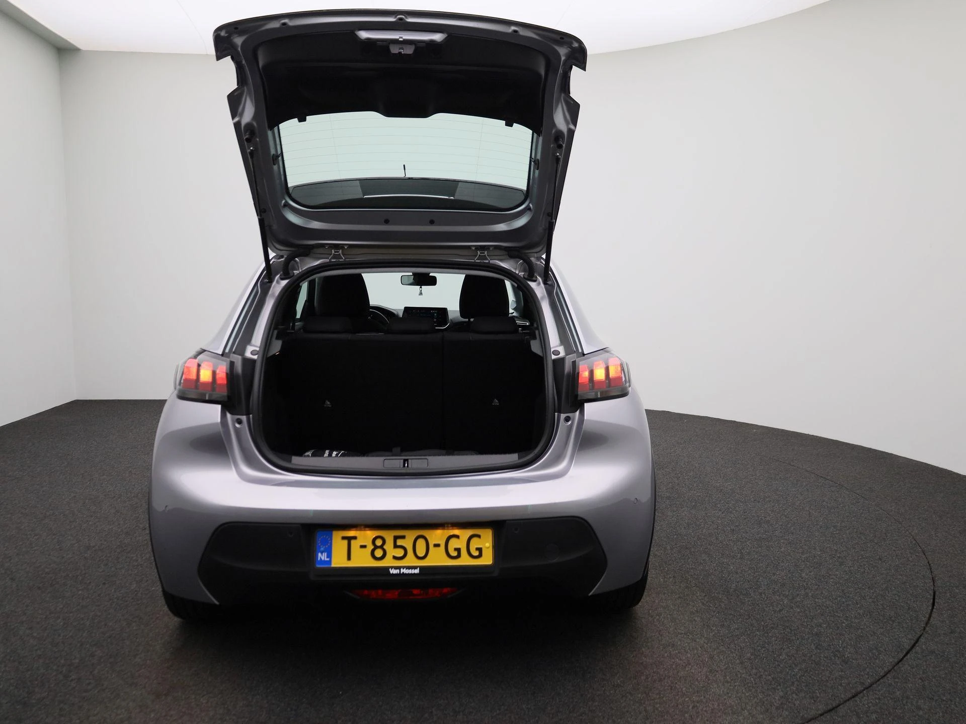 Peugeot-e-208-image-10