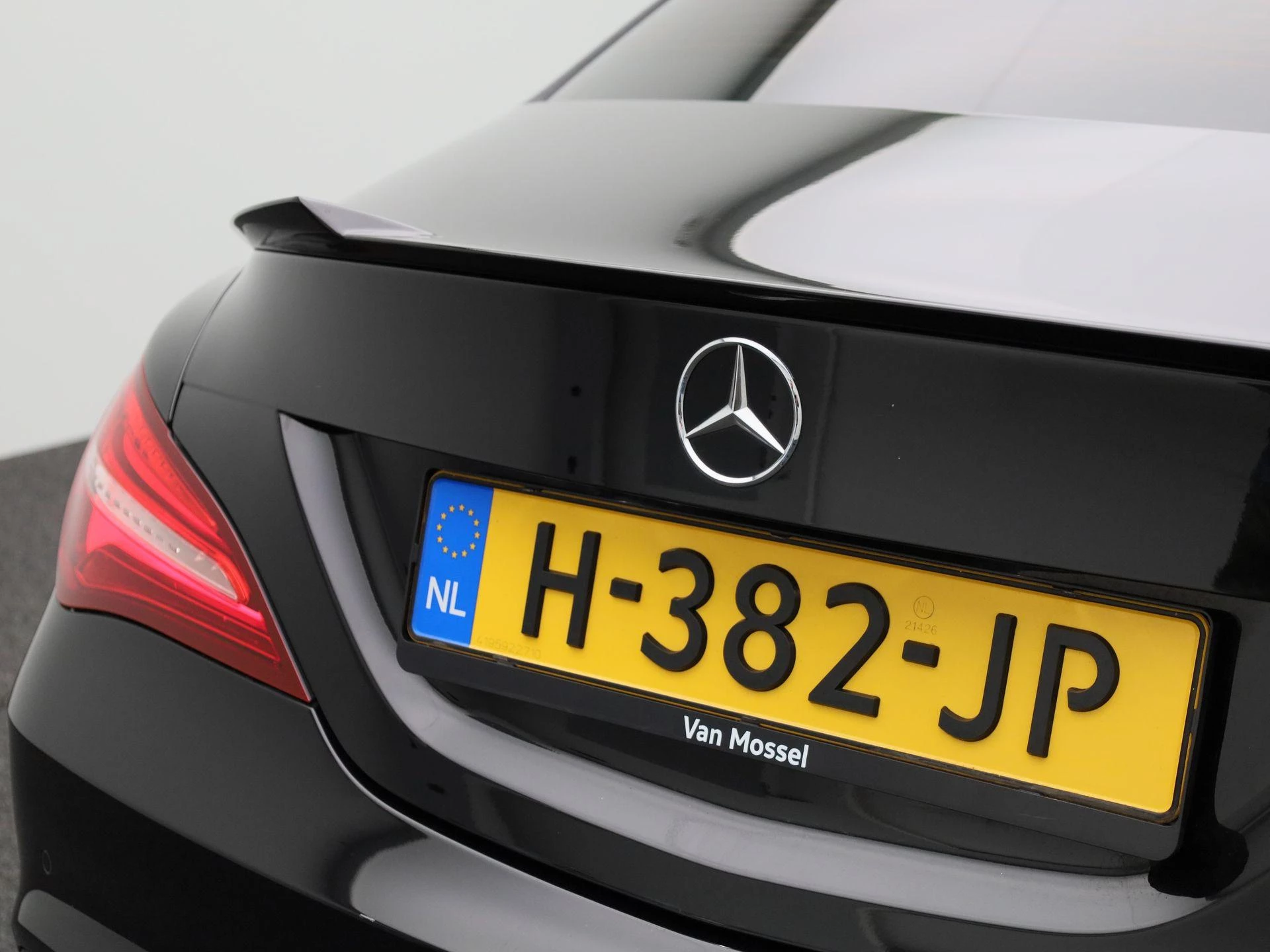 Mercedes-Benz-CLA-image-45