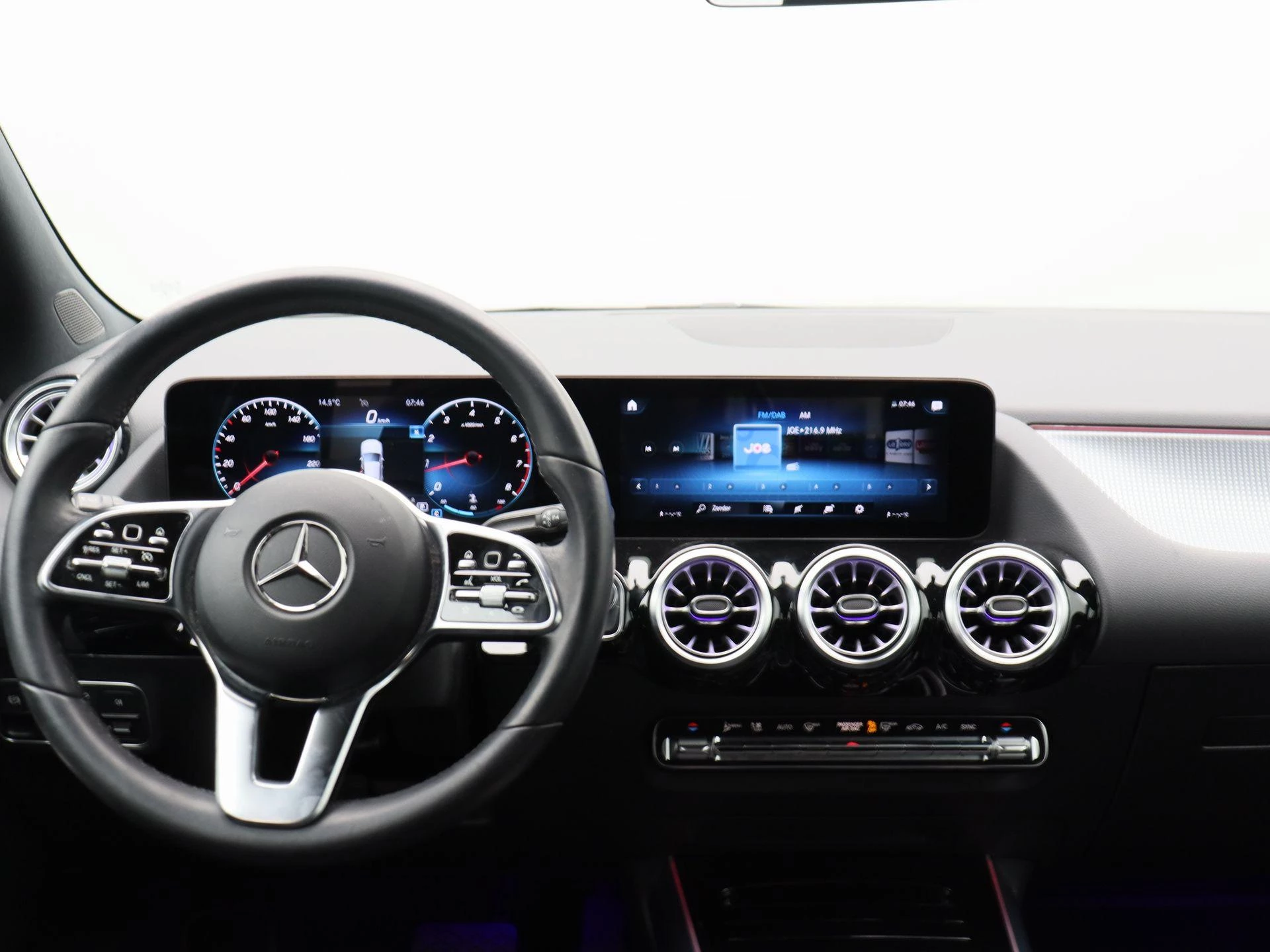 Mercedes-Benz GLA 180 Business Line + TREKHAAK + CAMERA + LED +