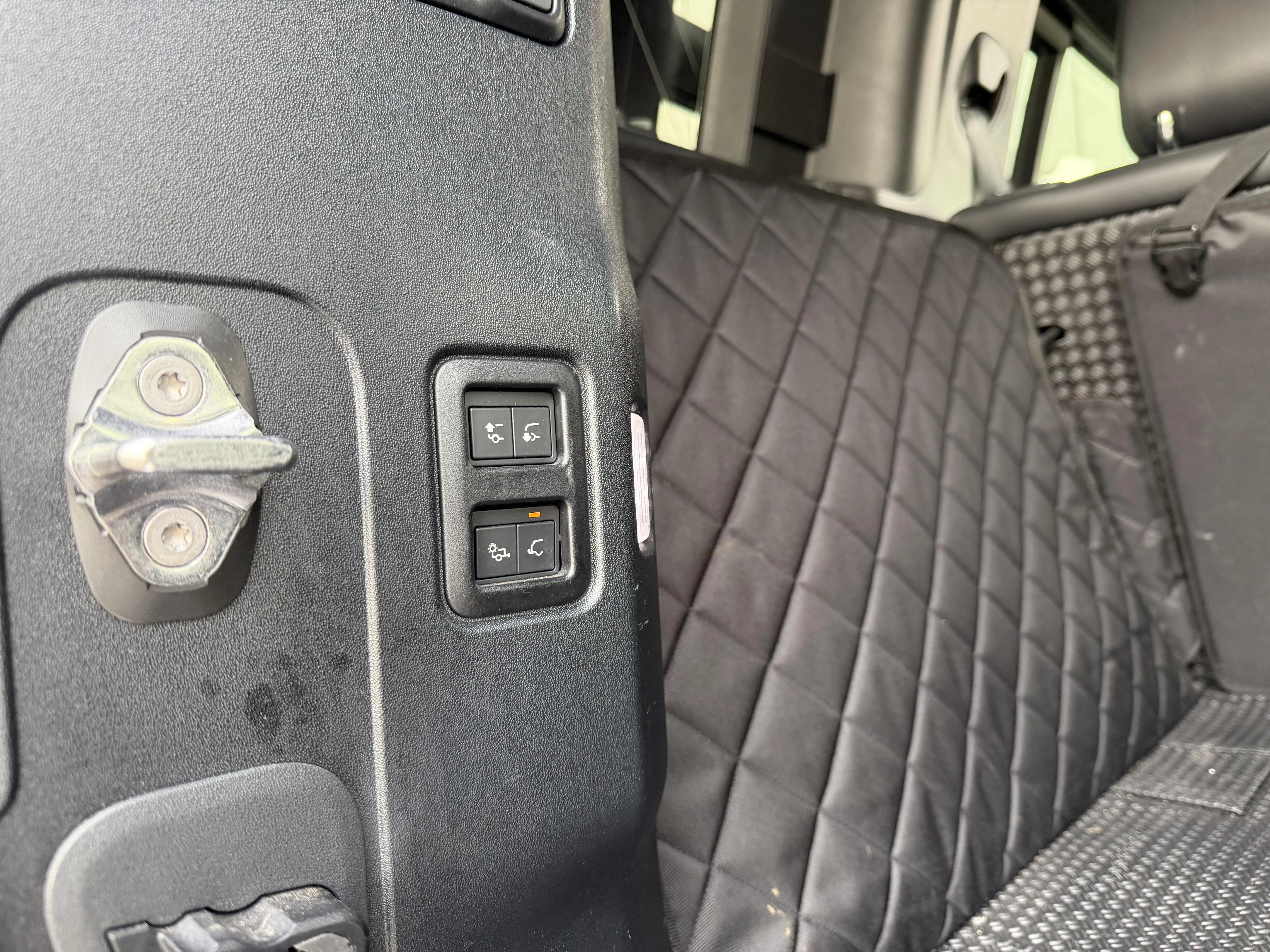 Land Rover Defender 110 D250 SE AWD